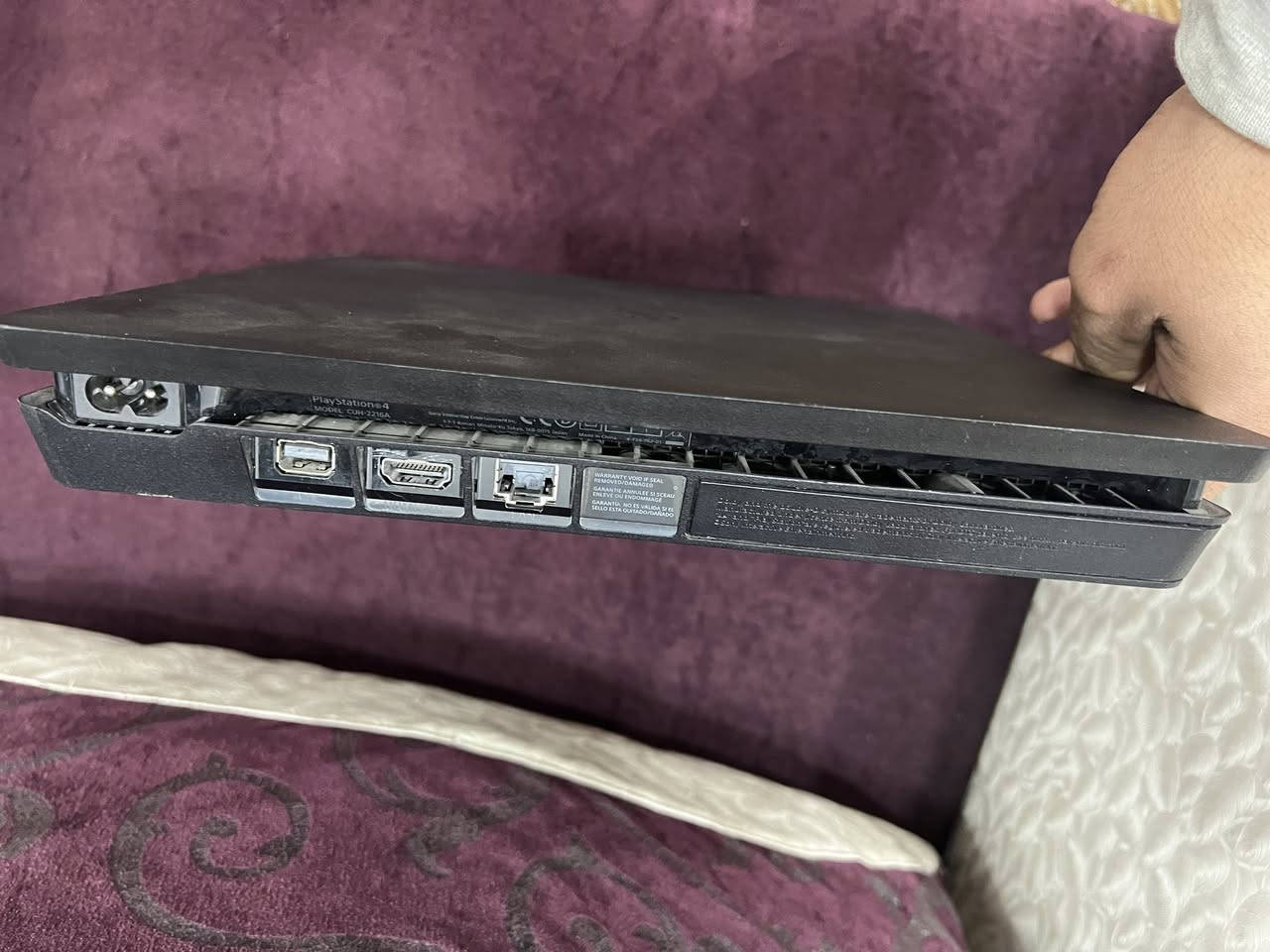 السلام عليكم متوفر بلي 4سلم مهكر نضام 9المرغوب بلسوك نضافة 100‎%‎100 فول شرط لوك ستيكر ما ملعوب بلربلات مالو ويا يدتيت2 واير كهرب وواير (HDMI) هارت 500وبي 7العاب تقريبا حلوات البلي موجود الموصل الجانب الايسر حي سومر للاستفسار اكثر اما خاص او عل الرقم ***********
