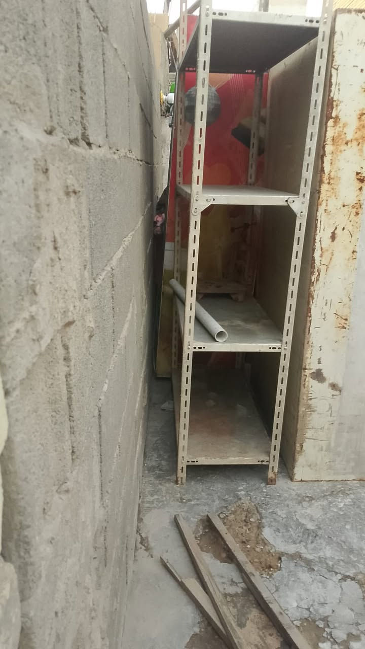 رفوف حديد تفصال وبيهن تايرات عدد ٥ + ميز 
السعر ٤٠٠ 
***********
