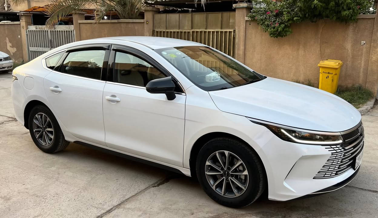 السلام عليكم BYD ديستروير 2025 للبيع فول مواصفات عدا الفتحة داخل ابيض كل غراضها موجودة السيارة بحالة جيدة جدا على وضع الشركة كاملة من كلشي ماشية 24 الف الكلي سنوية بأسمي رقم كربلاء تحويل مباشر وين ميعجبك السيارة بيها صبغ قطعة جاملغ فقط وملاحضات بسيطة والباقي كفالة السعر 18،700 وبيها مجال بسيط 
رقمي : ***********
