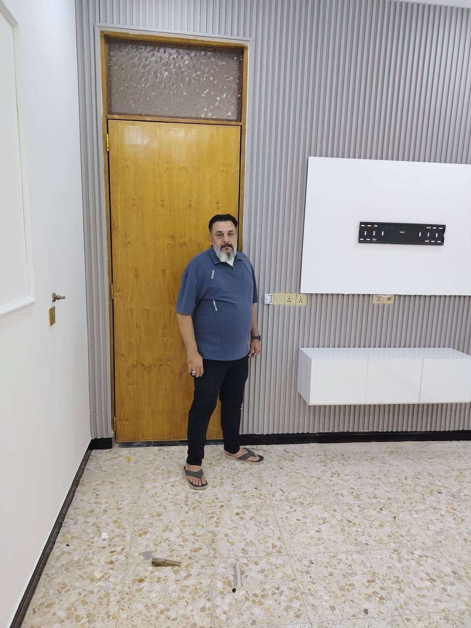 من رخصة الادمن المحترم مستعدون لعمل كافة الاصباغ والديكورات ومعالجة الرطوبه بشكل *********** متوفر واتساب
