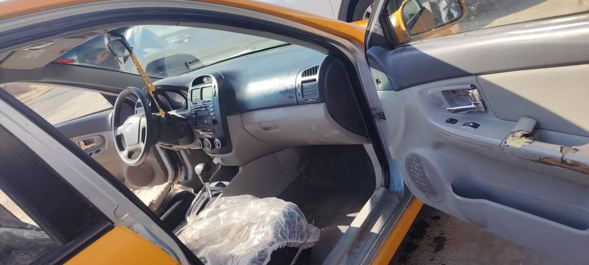 السلام عليكم 
كيا سبكترى 2008 امريكي 
رقم انبار جديد انكليزي 
محرك 2000 خير من الله 
تخم تاير جديد +سبير 
كير مكفول 
هيئه وغرامات مصفره 
سنويه ل 27 
 سياره باسمي تحويل ثاني يوم 
حادث امريكا جاملق عكس السايق وخطه شبرين بلعراق تجي بعينك وتشوف 
السياره متعوب عليهه من صدر وتاير. يعني كامله 
السعر 68 وبيهه مجال حك الجيه 
مكاني بغداد الدوره 
***********
