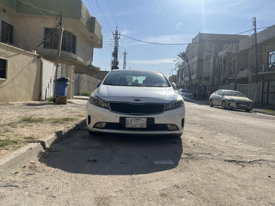 كيا سيراتـو خليجي ( ايرانـي )
2017   السياره ماشيه 105
مكان السياره حي الخضراء 
مكيـنه 2000 كير ومكينه مكفوله 
بصمة تشغيل وابواب وصندوق
سلايد روف
تخم تاير جديد
تبريد قطعتين امامي خلفي 
كشنات جلدكشن السايق كهرباء 
الكشنات الاماميه تدفئه تبريد 
الكشنات الخلفيه تدفئة 
خزن وضعيات كشن السائق
تدفئه بل ستيرن 
شفتات sport بل ستيرن
تحكم ستيرن فول 
ستيرن متعدد الوضعيات 
ثلاث وضعيات للقياده[Eco+normal+sport] 
لايت زنون امامي 
لد امامي نهاري 
حساس امامي 
حساس خلفي 
كاميرا خلفيه 
(رادار جانبي )نظام النقطه العمياء بالمرايا الجانبيه 
(رادار خلفي ) تنبيه عند الرجوع للخلف والتنبوء بقدوم سياره من الجوانب الخلفيه يميناً ويساراً 
(مانع الانزلاق )+ABS
حساسات ضغط الاطارات
 نضام ترحيب عند لاقتراب من السياره 
شاشه لكشف العطلات والتحكم بميزات السياره 
منفذ USB+AUX
مثبت مسرعه Cruise control
بلوتوث + ثلاجة 
تبريد ثلج منفصل (دبل فريز ) DUAl 
سنوية 2028  تحويل فقط 
بيها الدوسات بيها ضربه وصبغ تعديل بارد بالجاملغ الامامي بدون تبديل السياره جاهزه اي نواقص مابيها 
السعر 145
‏‭ ***********

