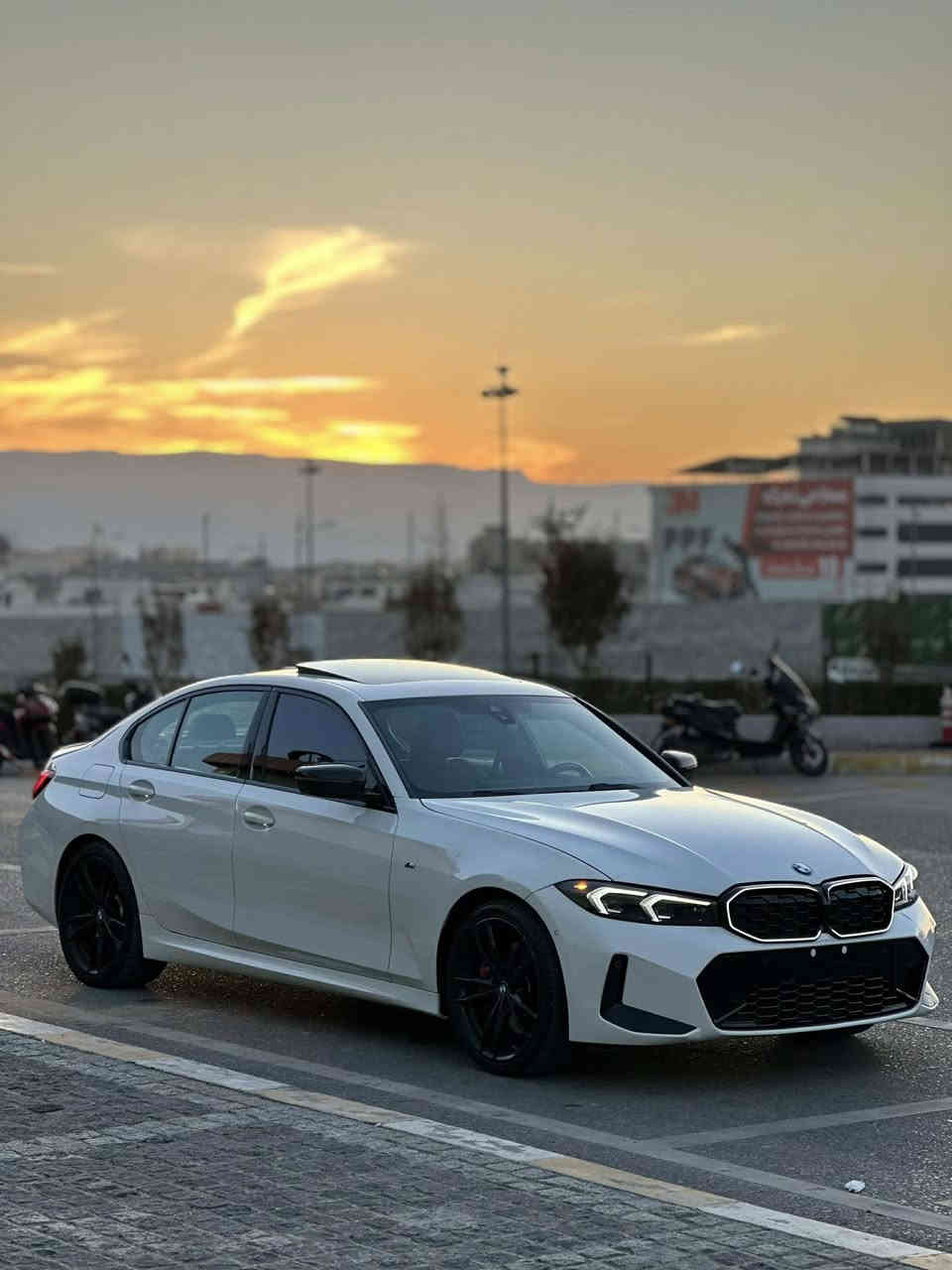 🚘 للبيع BMW M340i – أداء رياضي فاخر 🚘
سيارة نظيفة جدًا، تجمع بين القوة والراحة والفخامة.

المواصفات:

 المحرك: 6 سلندر توربو (3.0L)
2 ويل المرغوب 
القوة حوالي 382 حصان
 كير  أوتوماتيك 8 سرعات
 الدفع: خلفي 
التسارع: 0–100 كم خلال ~4.4 ثانية
 • نظام M Sport الأصلي
وضعيات قيادة متعددة (Eco / Comfort / Sport / Sport+)
شاصي وقيادة رياضية ثابتة

الداخلية:
 مقاعد جلد احمر رياضي 
شاشة كبيرة + Apple CarPlay
نظام صوتي عالي الجودة
تحكم كهربائي بالمقاعد مع ذاكرة
مثبت سرعة، بصمة تشغيل، دخول ذكي
داتا شو 
الخارجية:
 • تصميم M رياضي
 • جنوط أصلية M
 • إضاءة LED أمامية وخلفية
 • مظهر عدواني وأنيق بنفس الوقت
السعر 34$ الف  
رقم كاتي 
مكانها سليمانية 
***********
