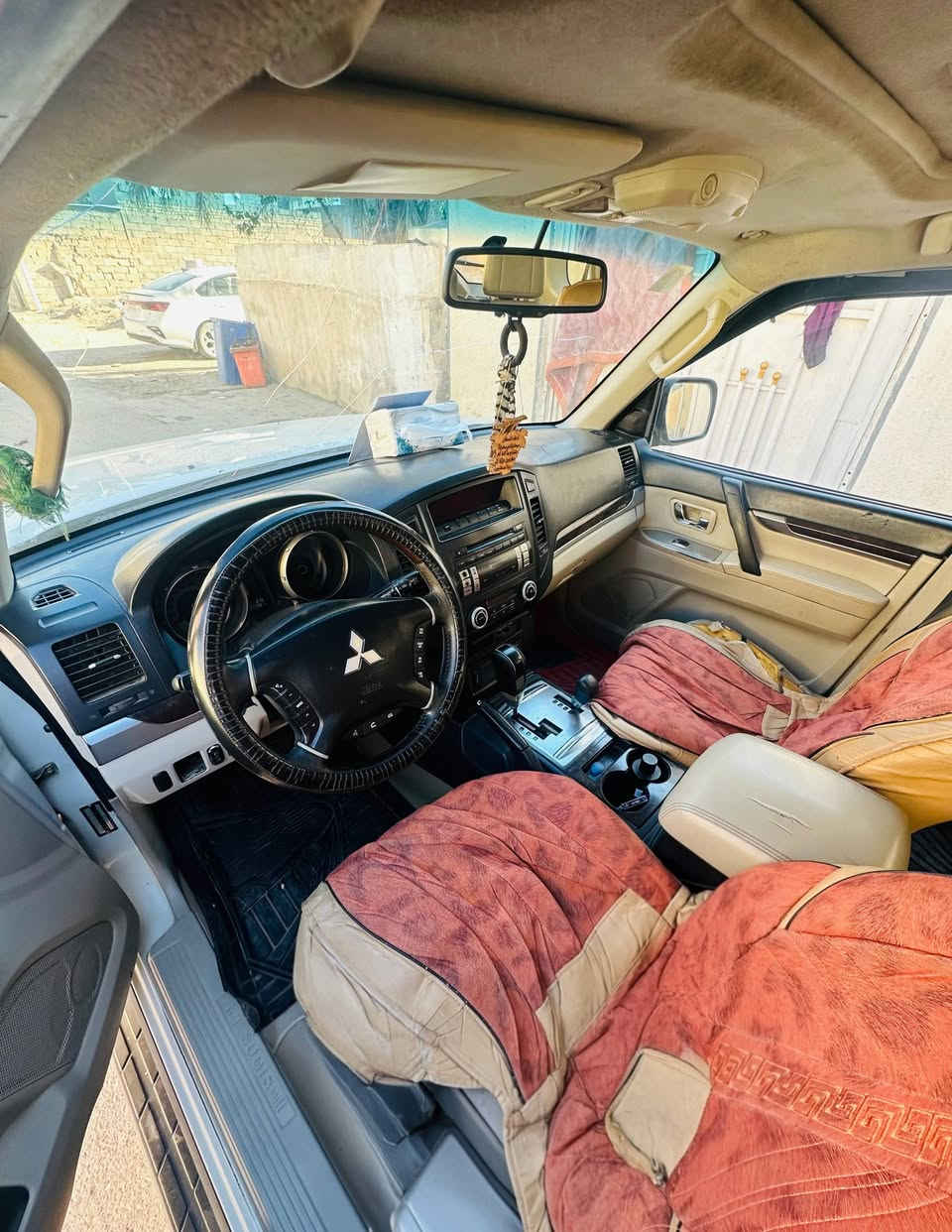 باجيرو .حنتور  2010
كامل موصفات 
ثلاجه 
مري شفط 
فتحه 
دمام 
حساسات 
تحكم ستيرن 
كشنات كهربائي 
ثلاث قطع تبريد 
محرك 6 فور ويل 
الصدر نص عمر
بيها لاستيك ولف 
رقم بغداد ب اسمي 
السعر 135 وبيها مجال قليل للشراي الاستفسار ***********
