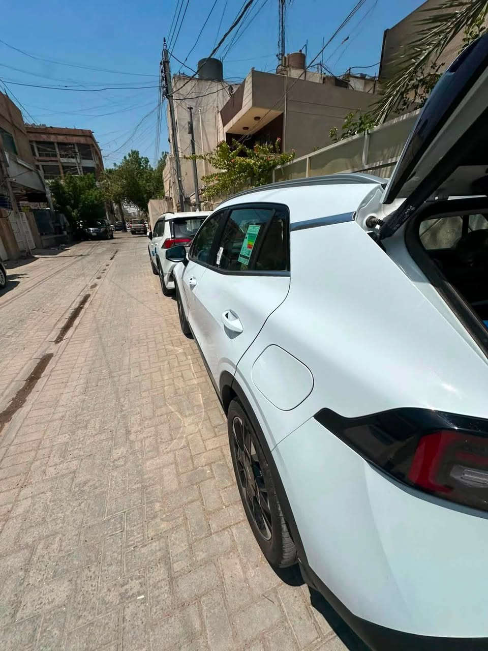 سياره ماشيه 4000  جديده مكفوله
جنطه كهرباء 
كراسي كهرباء 
تدفئه بالكراسي  
وباقي المواصفات معروفه 
موديل 26 
رقم ***********
