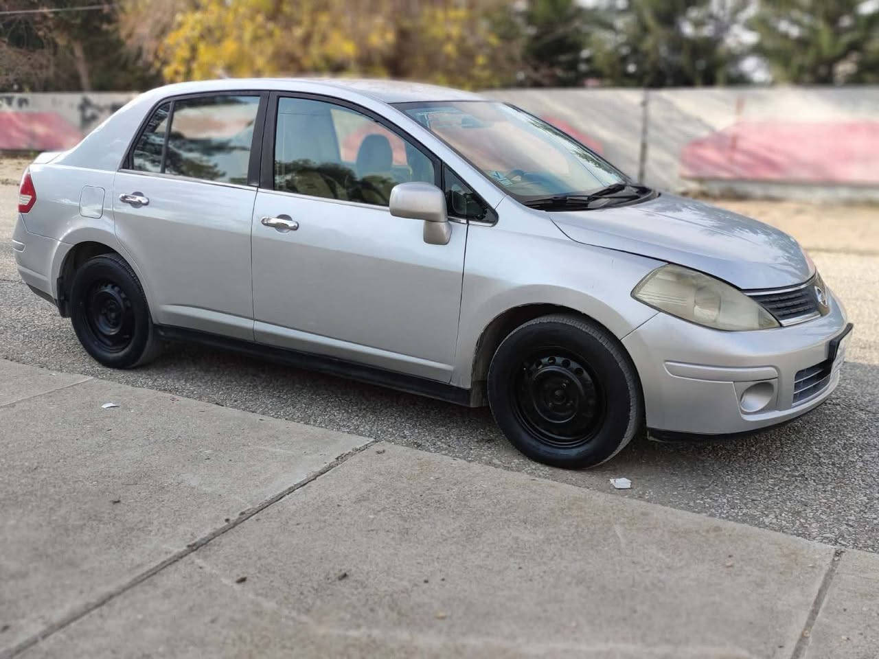 نیسان ڤێرسا 2009تۆماتیک ساق ساق
موسوبڕاوەی بەشەرت بەشەرتی ئەوەی ماڵی کەس نەبێت
گێڕو مەکینەوتەقەوڕەقەو تەبریدتوو ساردوو گەرم بەشەرت
  چوار تایەی تازەی لتەژێرای ماڵی دۆستە 
بێدەعمو لێدراویە گشت گیانی کەپسە
سعریشی 43گەڵاو مەجالێ کەم گەر موشتەریت تەلەفون بکە
***********///*********** حلبجة, السليمانية
