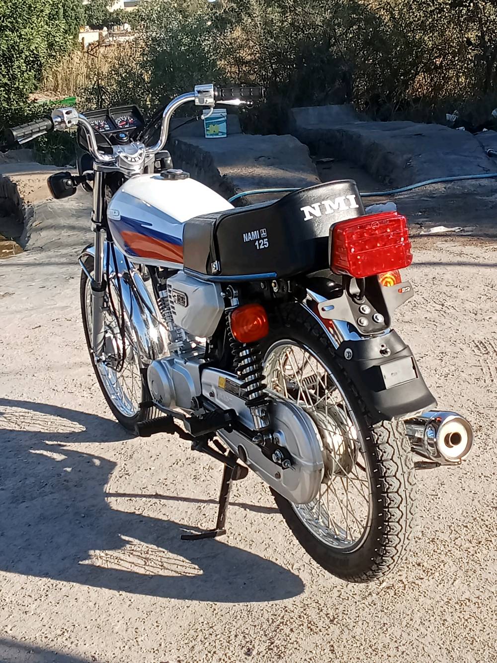 درّاجة نارية نوع NAMI بحالة ممتازة، سعة المحرك 125cc. تصميم أنيق مع الألوان المميزة والتشطيبات اللامعة. مثالية للاستخدام اليومي أو للرحلات القريبة. صيانتها بشكل دوري وسهلة القيادة.