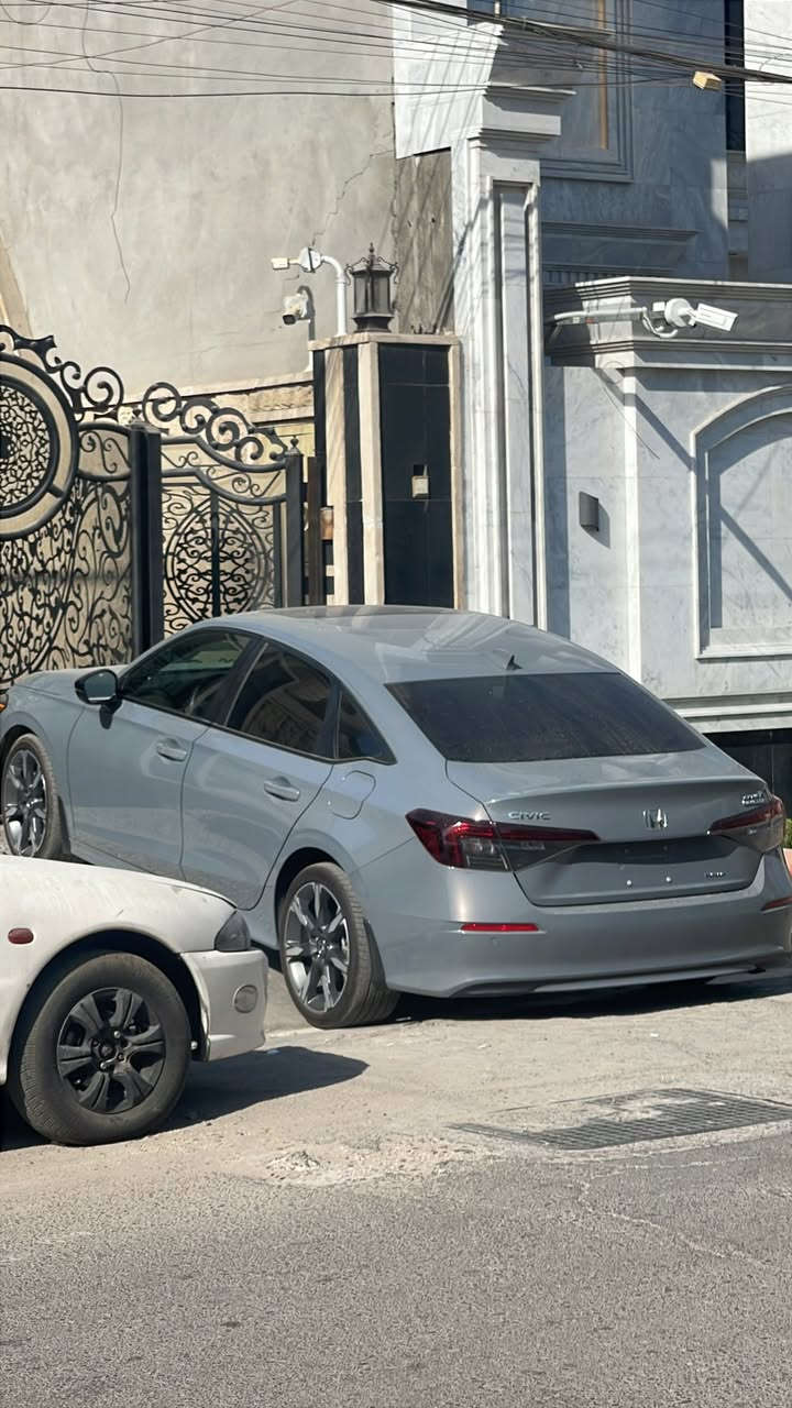 السلام عليكم 
للبيع هوندا سيفيك تورنك رقم بغداد موديل 2025
محرك ( 2000 ) هايبرد 
الحادث بالصور موجود وصار بيها بارد بالجاملغ الخلفي جه السايق موجودة صورة بالمنشور 
ماشية حالياً 27,000 كيلو 
السعر 190
***********
