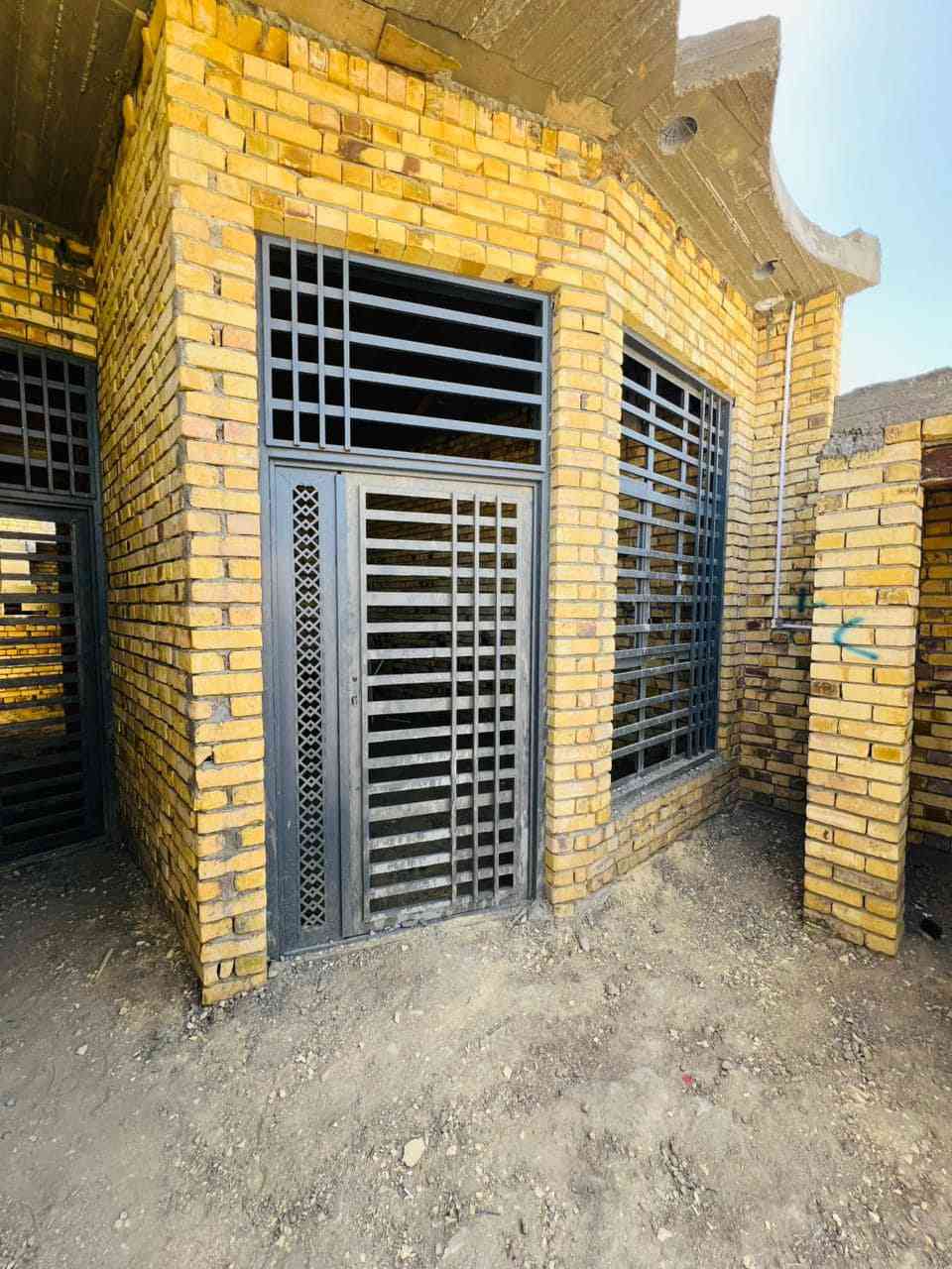 هيكل مسقف للبيع مساحة 100مترمنطقة حجي حسن الجمعيات الاربع سايدات طابو زراعي ٢٥ داخله ضمن التخطيط العمراني للمدن بصف الركن بناء درجه اولى البيت الكهرباء كامله يقع على شارع رئيسي نافذ خدمات المنطقة كامله ماء مجاري كهرباء تبليط انترنيت ضوئي للاستفسار الاتصال على الرقم ***********
