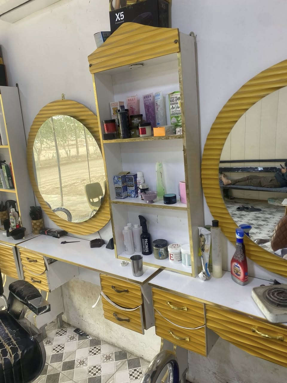 السلام عليكم ٣ مرايات٣ بارتينات مال ٣ كراسي يعني مستخدمات
نضافه 90%
بسعر مناسب 

***********
