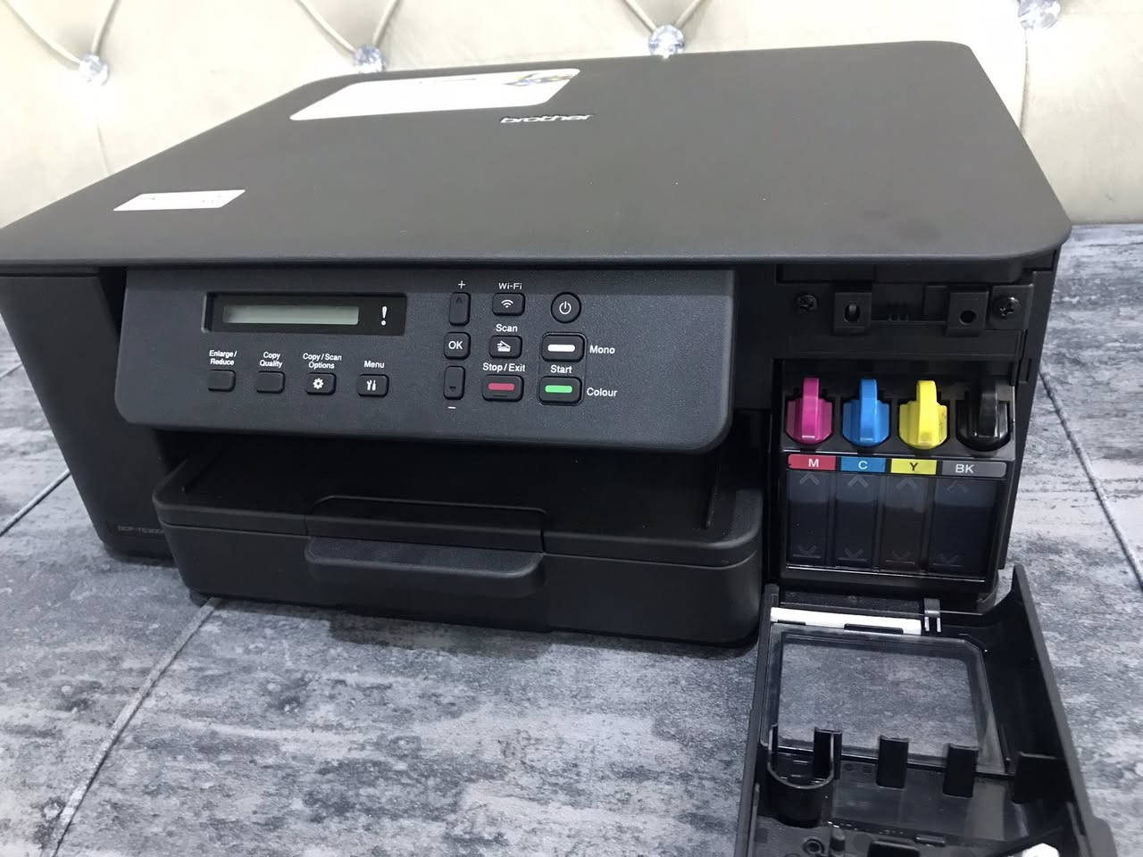 طابعة برذر للبيع
جديدة جدًا ما مستخدمة سوى كم نسخة

تطبع على الوجهين تلقائي + تطبع من الموبايل ايضًا عن طريق الواي فاي ، السعر 170 الف


**إذا كنت صاحب هذا الإعلان وتريد حذفه لأي سبب، رجاءا أرسل رسالة إلى الدعم الفني**