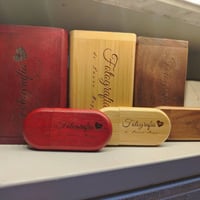 فلاش خشبي • صندوق خشبي • حفر ليزر