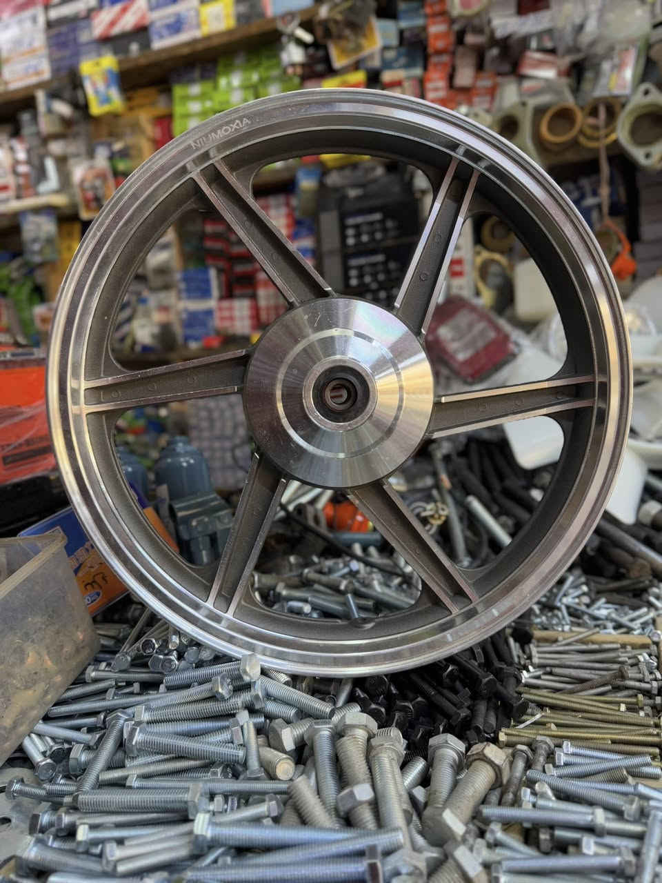 السلام عليكم على بركه الله 
يوجد لدينا ادوات احتياطيه لجميع الدراجات الناريه والتكتك والسيارات يوجد لدينا جمله ومفرد 
توصيل لكافه محافضات العراق 
 الواتساب والاتصال ***********
