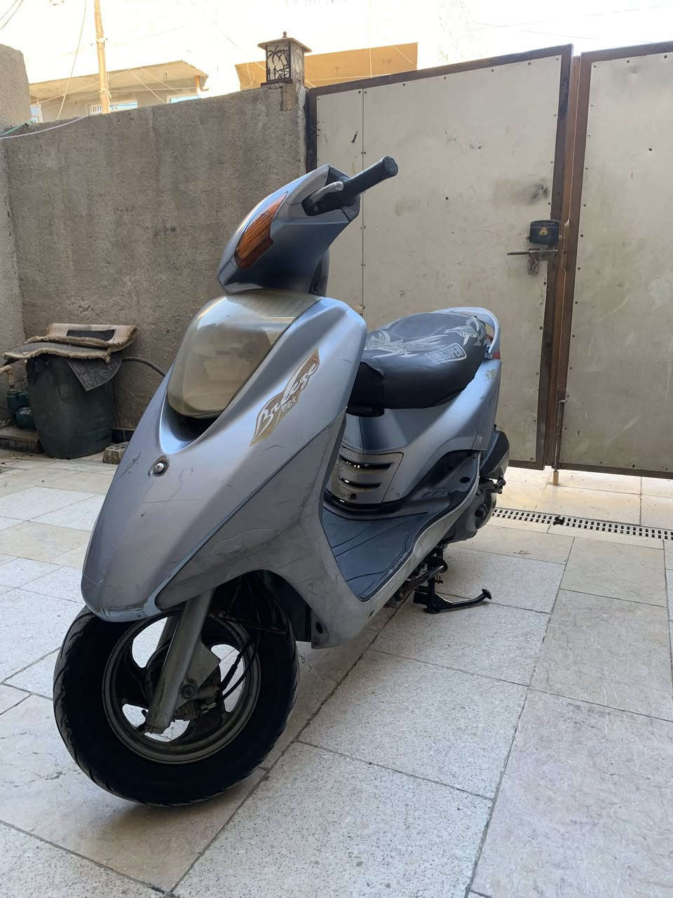 سلام عليكم بريز نظيفه كلش برغي ممفتوح بيها كله مختمه نكره سلف بكل وكت شلعه ومعدل كهربائيات كله شغاله دراجه جديده ب٦٠٠ وبيها مجال مكاني البياع ***********
