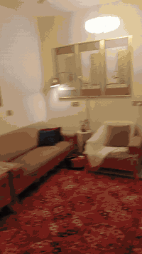 للبيع بيت في حي الجهاد ديوان الاصيل 80متر يحتوي على صاله وغرفة نوم وحمام ومطبخ  والطابق الثاني يحتوي على غرفتين نوم وحمام علما أنا مع البيع غرفة نوم ومطبخ كامل ايطالي و4 سبالت توسوت طن واحد البناء جديد رقم الهاتف ***********
