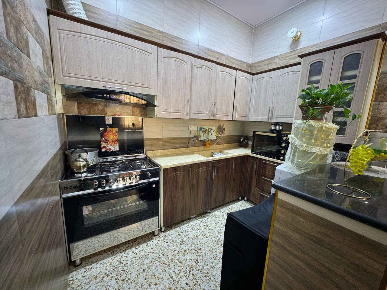 يعلن مكتب حي الخضراء للعقار عن توفر دار للبيع في منطقة الزراعة قرب مستشفى الرازي الاهلي وجامع احباب المصطفى والبطاقة الموحدة وبسعر مناسب جدا..
القطعة طابو ملك صرف 
المساحة ٢٠٠ م 
شارع ١٠ م .
الدار طابقين كامل نقص الواجهة فقط .
يتكون الدار من ٤ غرف نوم وصالة واستقبال ومطبخ وصحيات داخلية وخارجة.
للاستفسار الاتصال على الارقام التالية .
*********** يتوفر واتس اب 
‏‪***********‬‏
‏‪***********‬‏
‏‪***********‬‏
او مراجعة مكتب حي الخضراء ( مكتب المختار )  الكائن في الزراعة قرب صيدلية تونس والخضراء . 🌹 @أبرز المعجبين
