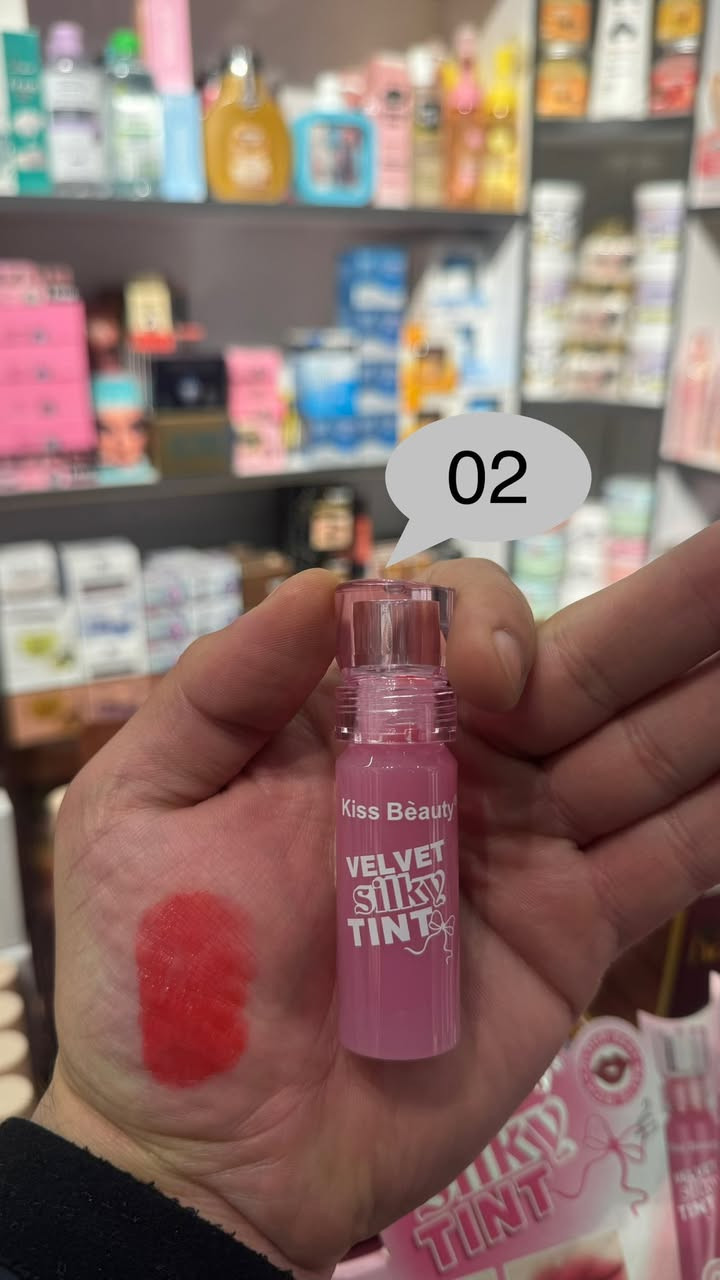 💋✨ نعومة مخملية… ولون يخطف الأنظار! ✨💋

تنت الشفاه Kiss Beauty – Velvet Silky Tint
اختيارك المثالي لإطلالة طبيعية وجذابة 🌸

🌈 متوفر بـ 6 ألوان مختلفة
من الدرجات الهادئة اليومية إلى الأحمر الجريء للسهرات 🔥

✨ قوام مخملي خفيف
✨ يندمج بسهولة ويعطي مظهر طبيعي
✨ لون ثابت يدوم لساعات
✨ مناسب للاستخدام اليومي

دللي شفاهك بلون ناعم ومريح طول اليوم 💖

📦 متوفر الآن
📩 للحجز والاستفسار راسلينا خاص
او على الرقم ***********
العنوان:قضاء بلد/شارع العريض/مجاور حراير او بلد مول
#كوزمتك_ليا_بيوتي #عروض #جمال #مكياج #ترند
