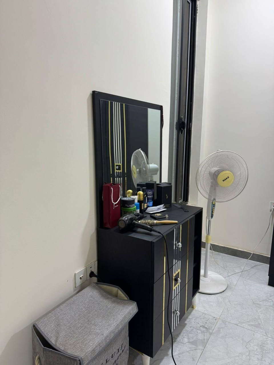 للبيع غرفه تركيه نظيفه جدا مكان حي الجهاد شارع الاطباء مستعجل بيعتها سعر 450 تواصل على هذا الرقم 
 ‭***********‬

