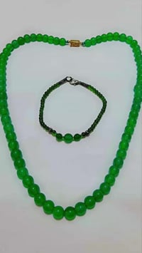 عقد نادر  مع سوار من حجر ( الزمرد ) الاصلي و بدزاين فكتوري منتظم و متس...