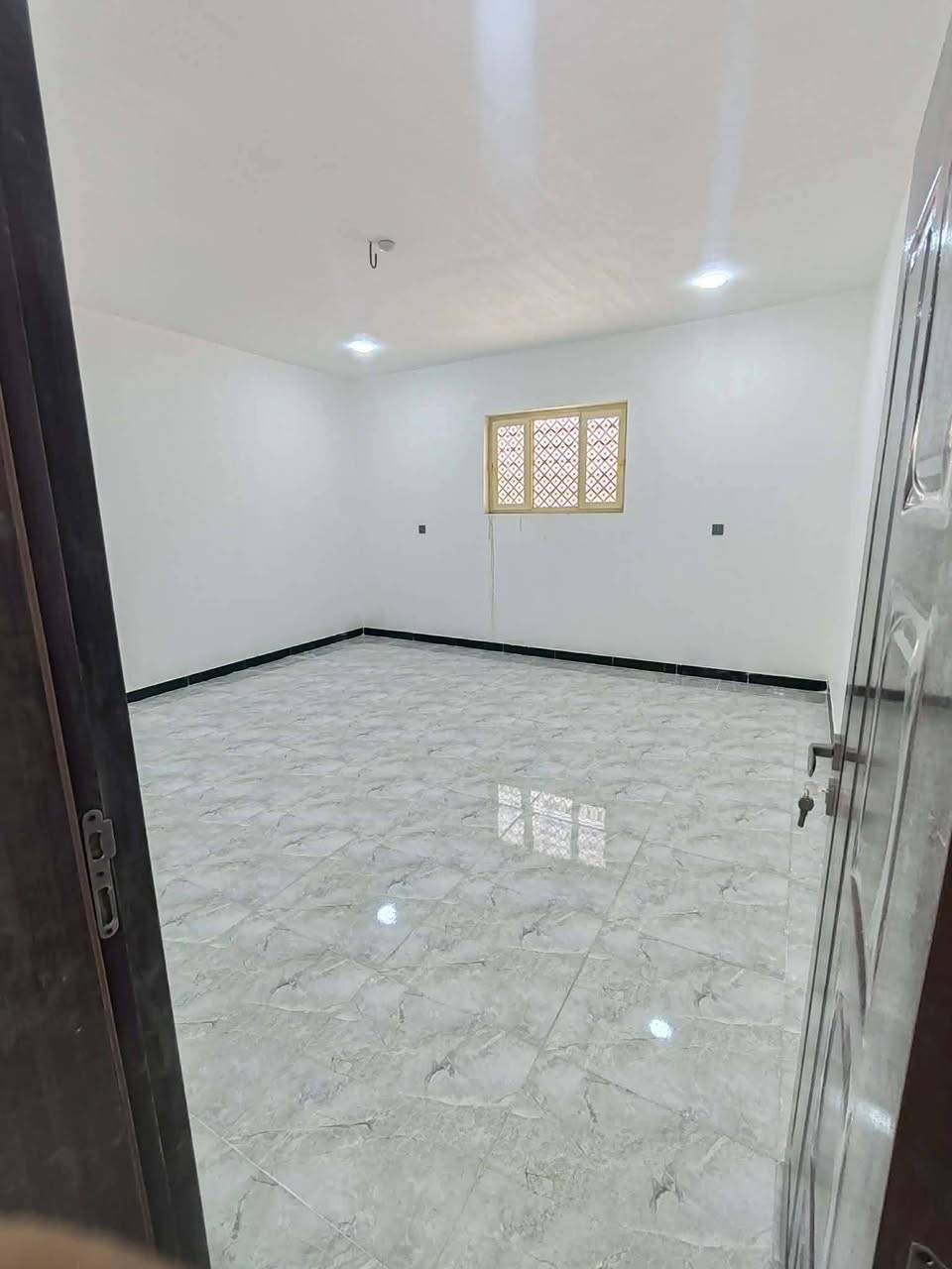 شقه للايجار مقابل جامع حجي هندي
⚡ 115م  
⚡ غرفه 
⚡وصاله
 ومطبخ وصحيات وصطح علمن الشقه جديده 💯
للاستعلام
***********/ ابو مهيمن
