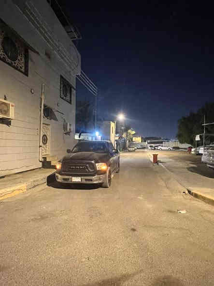 سلام عليكم 
بناية للبيع في نواب الضباط ركن عله شارعين يم مدارس المنار مساحة بناية 200 متر تحتوي بناية عله شقق كل شقه مساحتهه 100 تحتوي شقه عله غرفتين وصاله وصحيات ومطبخ مع كراج خاص للبناية عرض شارع فرعي 5وشارع ثاني 8 
بناء سنة 21 موقع شركة دور الضباط خلف المنضومة القديمة سعر البيع 650 شركة عقارات تراب البصرة ***********
