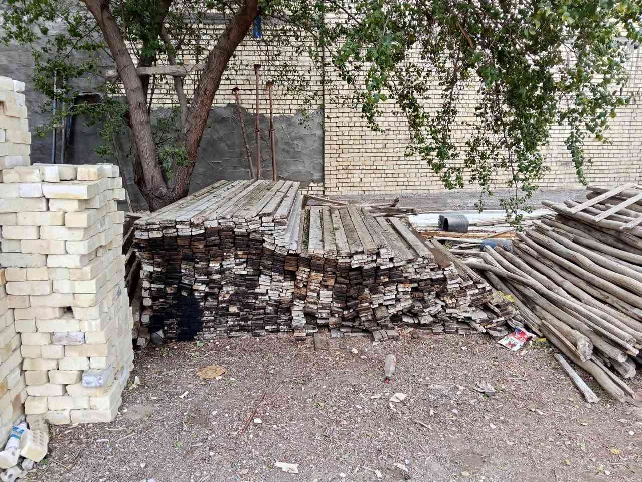 السلام عليكم قالب خشب للبيع ايدك 250. متر مع جكات 100 جگ مكاني بغداد حي الجهاد للتواصل اتصل *********** ابو العز
