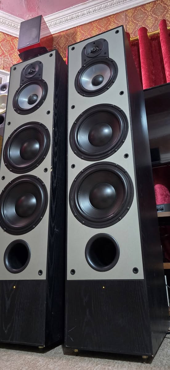 سلام عليكم ..paradigm monitor 90p v1 
ارتفاع ١١٠ سنتم 
نزال ٤٠ سنتم 
عرض ٢٥ سنتم 
وزن التك ٥٠ كيلو 
صوته نقاوه وبيز جدا راقي 
٢٥٠ واط للتك بال8 اوم 
سماعات تتوافق للموسيقى والأفلام والسينما 
يوجد توصيل لجميع المحافظات 
سماعات جدا نضيف على البلاد 
يوجد توصيل


**إذا كنت صاحب هذا الإعلان وتريد حذفه لأي سبب، رجاءا أرسل رسالة إلى الدعم الفني**