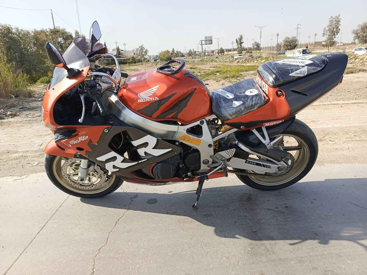 السلام عليكم اخوات دراجة CBR 919
محرك مفتوح بس بشرط تراي وين مايعجبك 
دراجة مابيها مسرف بشرط
مكانها كركوك 
رقم الموبايل 
***********
