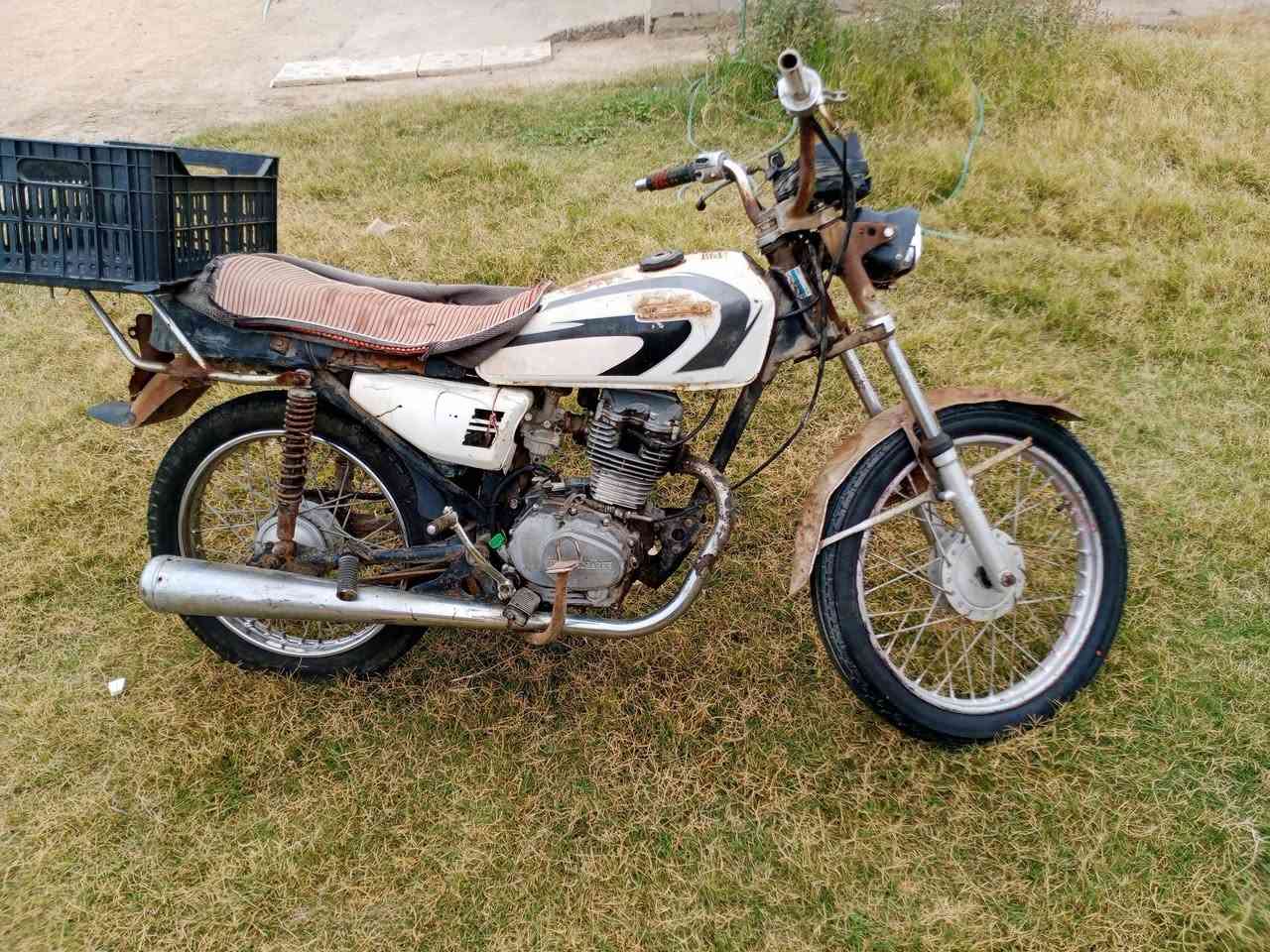 ب100 شغاله وكامله نقصه تاير وجوب   اوراقه موجودة  عنوان البوعلوان 0772 140 4887
