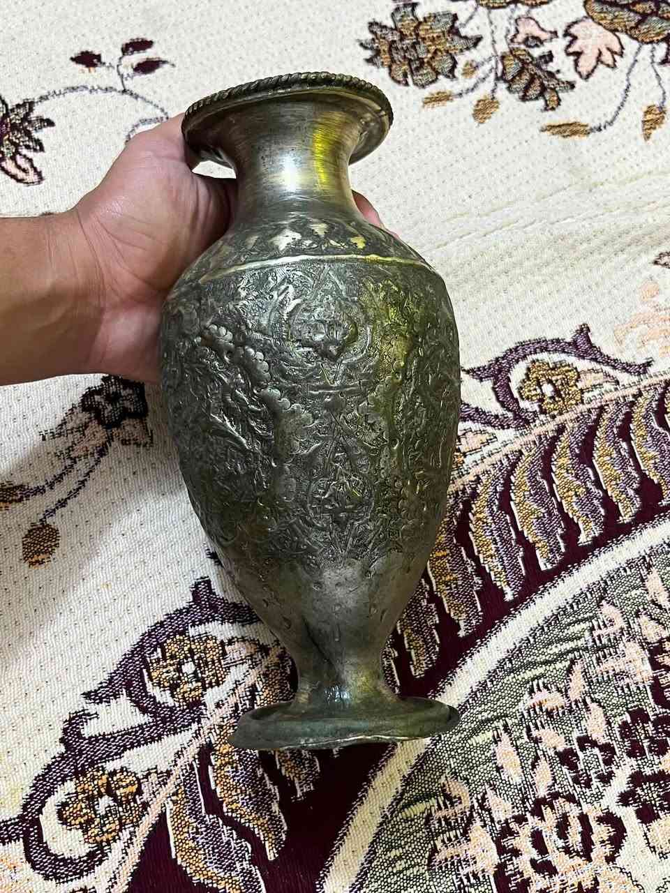 • لعشاق الانتيك والقطع النادرة - مزهرية نحاس
ملكية للبيع +
لكل شخص يدور تميز وفخامة ببيته أو مكتبه، معروض للبيع مزهرية نحاسية تراثية قطعة فنية نادرة تعكس جمال الشغل اليدوي القديم. توصل ***********
