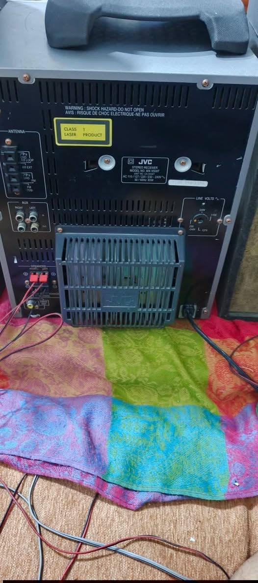 السلام عليكم .
سيستم ياباني اصلي تحفة من شركة JVC موديل MX-V508T ..النظافة ممتازة .
 سماعاته خشب الاصلية للجهاز . ملحقاته ريموت تحكم وفيشة اواكس و بلوتوث خارجي .
جهاز بلادي ما مصلح نهائيا و شغال بالكامل 
فقط الكاسيتين ميشتغلن يحتاجن قوايش . المواصفات :
مشغل ٣ اقراص  CD وMP3 يعرض صورة و صوت عالشاشة .
دبل كاسيت مسجل . يحتاجن قوايش .
 ادخال اواكس مضخم لربط النقال او الشاشة او اي جهاز اخر و ربط بلوتوث خارجي عالاواكس .
راديو باحث AM + FM .مع خزن قنوات مفضلة 
٢ ادخال لربط لاقط مايكرفون مع تحكم بالصوت 
مع تحكم كامل بالصوت من ايكولايزر و ساوروند و سوبووفر البيز مع خاصية البيز المضاعف 
ACTIVE BASS 
طبعا شغل الجهاز وصوته راقي جدا  من قوة صوت و وضوح و بيز ممتاز  .
زوج السماعات الفوق تباع لوحدهم بسعر ٥٠ الف الجهاز مع سماعاته لوحدهم سعره  ١٠٠ الف نهايته من الاخير اخوان .
اي استفسار والمراسلة عالخاص رجاءا او الرقم
*********** البصرة .موجود توصيل شركة .

