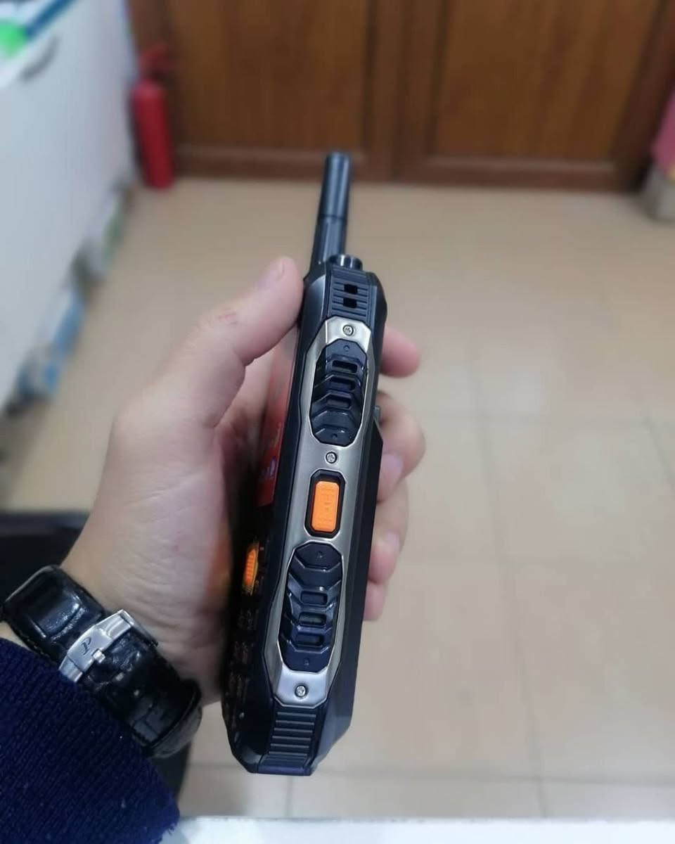 اخيرا رجع توفر جوال 4 خطوط الجبار
K19  من شركة هوبي  
🔥🔥🔥🔥

جوال المهام الصعبة – Hope K19 🔥
💸 سعر مذهل وإمكانيات جبّارة! 💪
⚡ بطارية خارقة بسعة 22000 مللي أمبير تدوم لفترة طويلة جدًا وتعمل كـ باور بنك لشحن أجهزتك الأخرى.
🔦 كشاف طوارئ قوي جدًا لإضاءة استثنائية في أي وقت.
🎭 خاصية تغيير الصوت لمزيد من المرح والمفاجآت!
📶 شبكة قوية بفضل الهوائي الخارجي (Aerial) لضمان استقبال ممتاز في الأماكن البعيدة.
📞 يدعم 4 شرائح SIM لتغطية كاملة واتصال دائم.
📻 راديو يعمل بدون سماعات لتستمتع بالموسيقى والأخبار في أي مكان.
📺 تلفزيون مدمج يعرض القناة الأولى والرياضية مباشرة.
🔒 غطاء خلفي قوي ومحكم الإغلاق لحماية الهاتف من السقوط والصدمات.
📸 كاميرا خلفية لالتقاط اللحظات المهمة 
📂 يدعم كارت ميموري لتخزين جميع ملفاتك.
🌍 يدعم جميع اللغات لاستخدام سهل ومريح.

🚚 التوصيل متاح داخل دمشق والشحن إلى جميع المحافظات!


**إذا كنت صاحب هذا الإعلان وتريد حذفه لأي سبب، رجاءا أرسل رسالة إلى الدعم الفني**