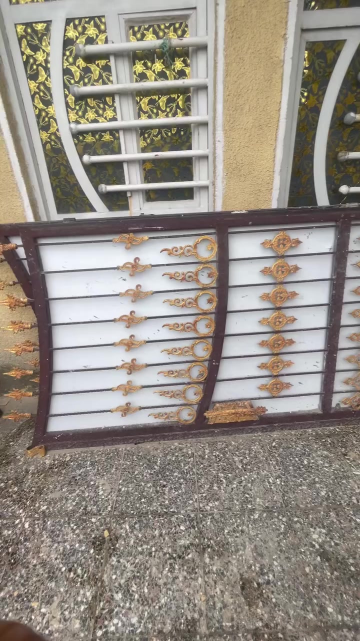 السلام عليكم باب مستعمل نضيف قطعتين السعر 150 بغداد الحسينيه ***********
