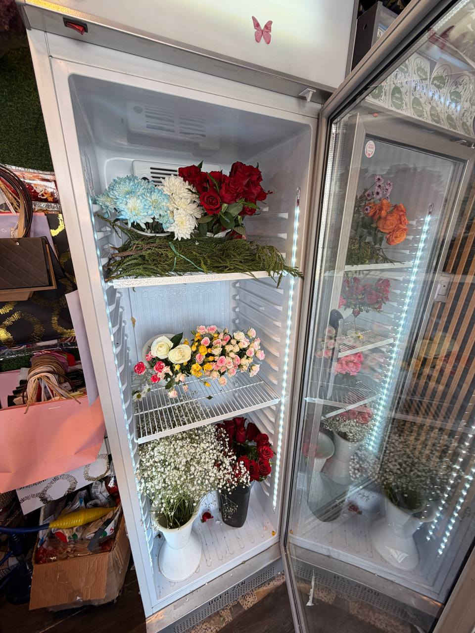 محل ورد وهدايا للبيع .... ( ايجاره شهري ٣٠٠ الف ) 
برادات ٢ 
سبلت جداري شغال 
فاترينات ٣ 
طابعه ابسون شغاله
سستم كامرات ٤ + شاشة كامرات 
ميز  كراسي عدد ٣ 
هدايا - بوكسات - دببه - كامل ملحقاته 
مخزن طابق ثاني ستاند جلادات 
ستاند ورد صناعي 
مخزن بي هواي امور تزيين سيارات ورد صناعي وغراض  
الموقع / كربلاء حي الموظفين شارع اعدادية جمانة مقابيل كوفي شاي ونعناع 
للاستفسار : ***********
اتصال وواتساب
