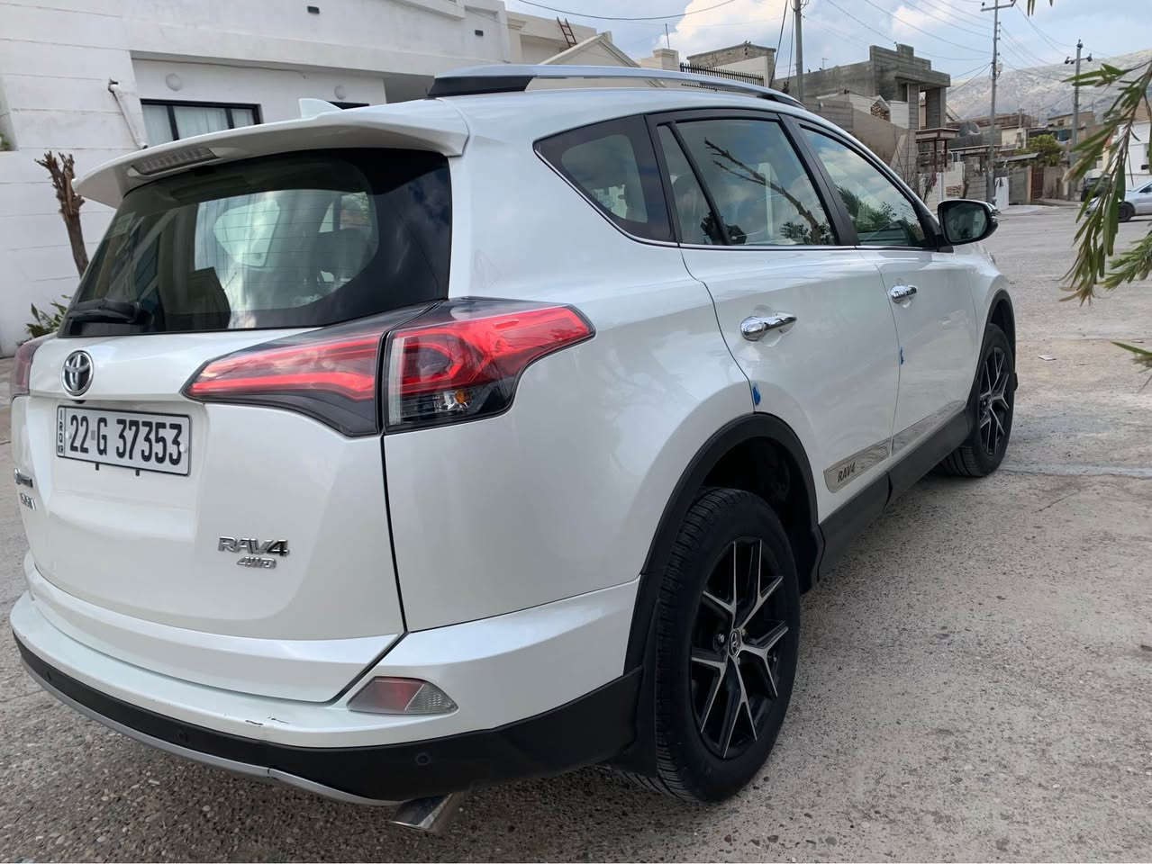 بسم الله الرحمن الرحیم
کوردی/ عربي
تۆیۆتا راڤ فۆڕ خەلیجی Rav4
مۆدێل ٢٠١٨
فول فول مواصفات 
مواسەفاتەکان زۆرن ناژمێردرێن تەنها ئەوە بزانە لەو مۆدێلە لەوە فولتری نیە
سەیارەکە بێ بۆیاخە بێ ساردە  هیچ هیچی نیە
دەعامی بۆ دەعامی هەموشتێکی بەشەرت گێر مەکینە کارەبایی حدادی چیت دەوێ بەشەرت
سەنەوی  بەناو خۆمە نوێیە هەتا ٢٠٢٩ هەفتەیەکە چوار تایەی دەرەجە یەکم بۆ بەستاوە
سەیارەکە بیانو بڕە ئەوە راستیە
١٧٠ کم هەزار رۆشتوە
بە نسبەت سعرەکەی داوای ٢٣٠ وەرەقەی لێدەکەم و معامەلەشی تێدایە.
شوێن کۆیە
پەیوەندی تەلەفۆن و وەتس ئەپ
***********
0770 460 5750
تێبینی: تکایە نامە بۆ من مەنێرن من تەنها بڵاومکردۆتەوە پەیوەندی بە ساحێب سەیارەوە بکەن رەقەمی مەوجودە

راف فور خلیجی ٢٠١٨
فول فول مواصفات اعلی فیئە ماکو احد مثلها
مابیها ای ضر ولا صبغ ولاتعدیل بارد
المحرک و گیر و حدادیە کلها ابشرط
دعامیە لدعامیە کلها بشرط مابیها ای نواقص
سیارە ماشیە ١٧٠ کم
سیارە بأسمی تحویل وکالە بشرت نفس الیوم
بنسبە سعر رایدین  ٢٣٠ $ و بیها مجال للطیبین
اخوان ممکن اتصال عبر تلفون او واتس اب علی هذا رقم
0770 460 5750
***********
ملاحضە: انی فقط نشرت سیارە مو مالی اذا تریدون اتصل بصاحب سیارە  رقمهو موجود أربيل, العراق
