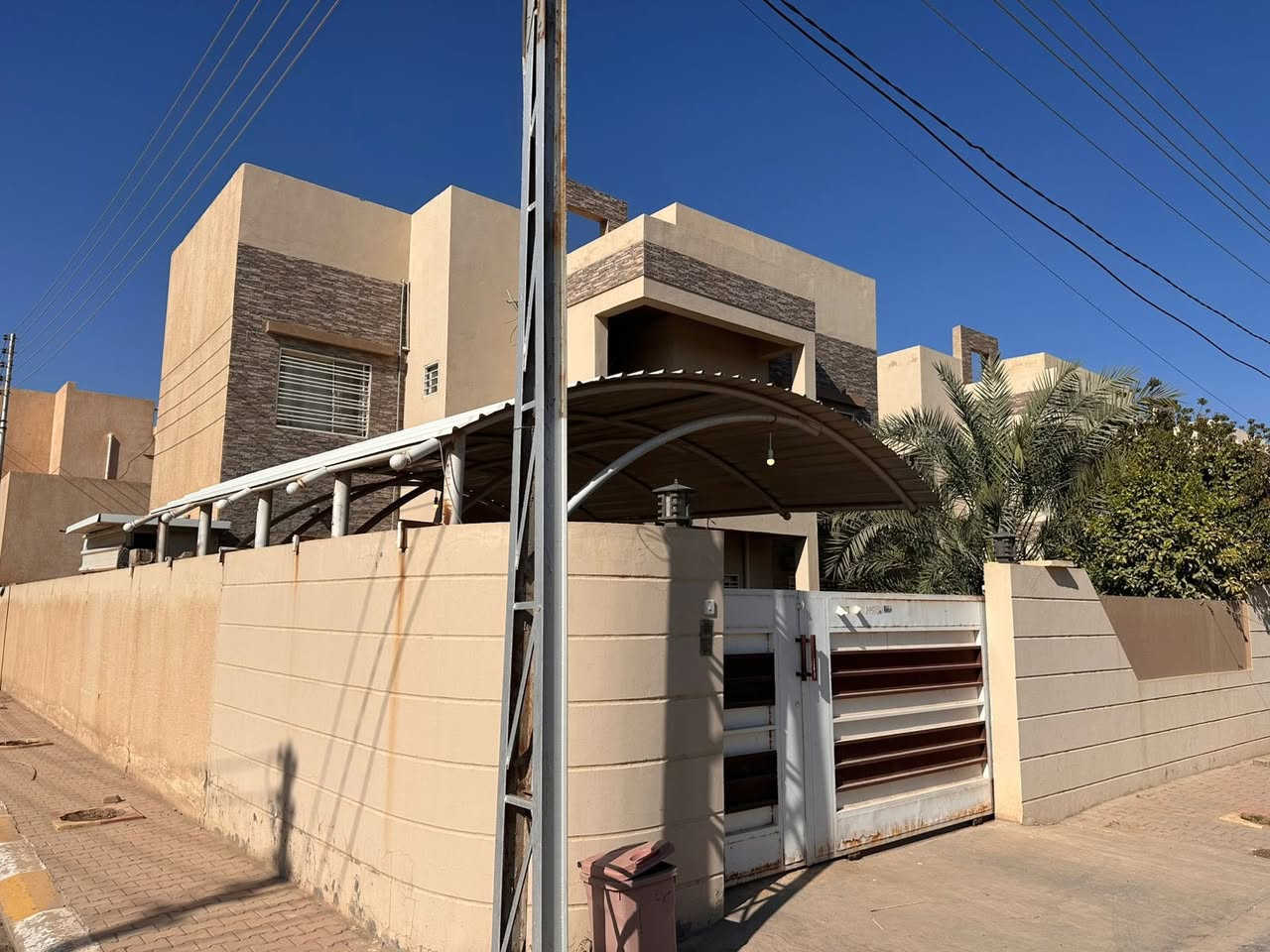 دار للبيع مساحة ٢٥٠متر ركن شارع ٢٠ 🏠
الموقع :تكريت /مجمع الجوهره 
يتكون الدار من ثلاث غرف نوم الطابق الاول غرفة نوم صالة وسطية استقبال مطبخ حار بارد صحيات مناور  حديقة 
الطابق الثاني غرفتين نوم السطح شتايكر 
ثلاث حمامات 
للاستفسار الاتصال على الرقم 👇🏻 
 *********** وتساب
