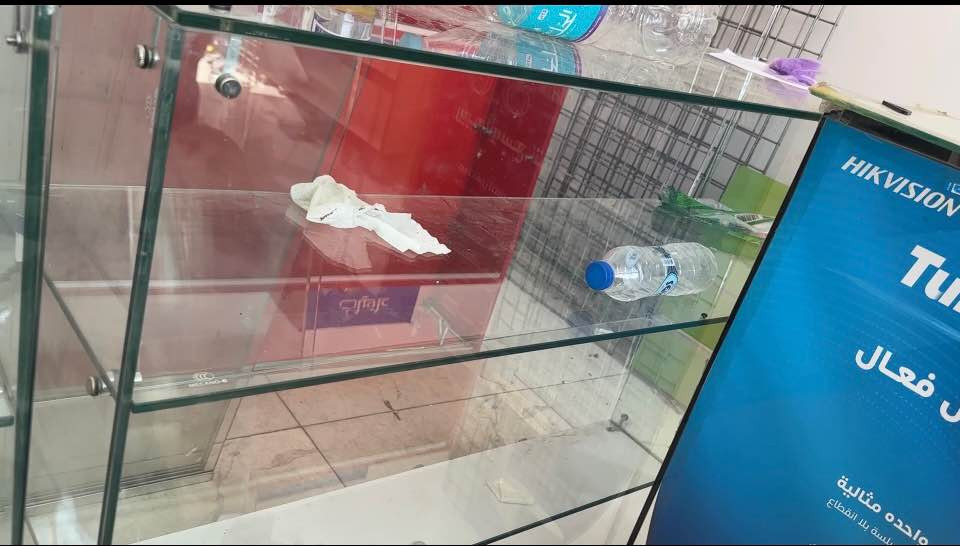 معرض زجاجي عدد/٢
ميز زجاجي طويل عدد/١
فاترينات عدد /٢
ميز ونفس الوقت معرض عدد/١
رفوف تعليق عدد/٤
لوحة تعليق عدد/١
السعر بالنص مثلا 
الميز سعرة بالسوك ١٠٠ الك ب ٥٠ Singapore


**إذا كنت صاحب هذا الإعلان وتريد حذفه لأي سبب، رجاءا أرسل رسالة إلى الدعم الفني**