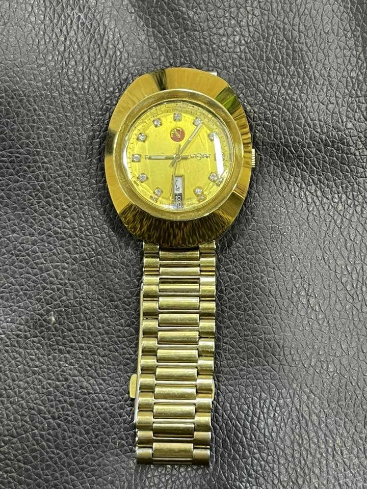السلام عليكم ساعه رادو دياستار أوريجينال (Rado DiaStar Original)، وهي ساعة سويسرية كلاسيكية اشتهرت بأنها أول ساعة مقاومة للخدش في العالم عند إطلاقها لأول مرة. هيكل "بيضاوي" مميز باللون الذهبي مصنوع من المعدن الصلب (Hardmetal) أو السيراميك المقاوم للخدش. ميناء باللون الذهبي مرصع بـ 11 فصاً من الزركون أو الألماس الصناعي كعلامات للساعات. تعرض الساعة نافذة لليوم والتاريخ عند تعمل بماكينة أوتوماتيكية سويسرية الصنع، وتتميز بشعار المرساة الدوار الخاص بماركة رادو. موقع الساعة السادسة، وتظهر في الصورة باللغة العربية (الأحد)
المتانة: تأتي مع كريستال سافاير مقاوم للخدش وسوار من الفولاذ المقاوم للصدأ المطلي باللون الذهبي. سعر ب100وبيها مجال


**إذا كنت صاحب هذا الإعلان وتريد حذفه لأي سبب، رجاءا أرسل رسالة إلى الدعم الفني**