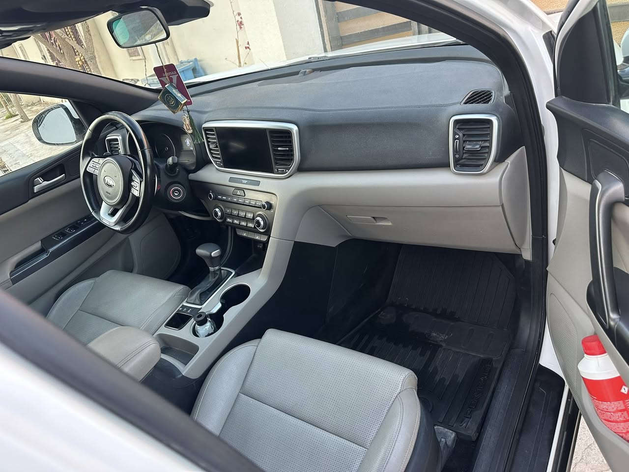 السلام عليكم
سبورتج للبيع فقط بأسمي مستوردها شخصياً بنوراما مواصفات كاملة معروفة
موديل 2022
حادث امريكا باب خلفي 
حادث العراق جاملغ امامي 
ماشية 42 ميل  
السعر 195 بيها مجال 
للاستفسار 
***********
***********
