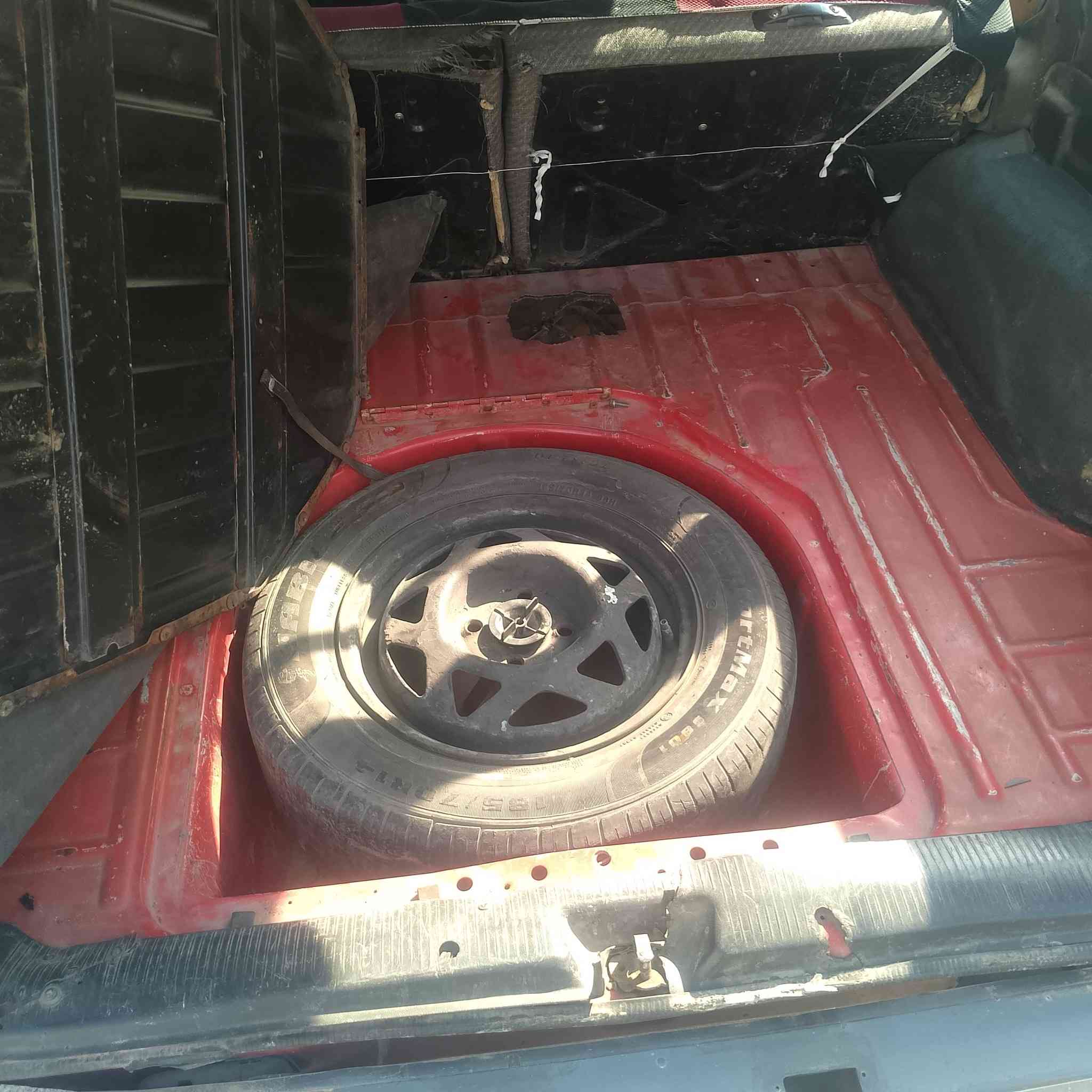 سياره للبيع كير ومحرك شرط كاربون بانزين بيها السعر ١٧ وبيها مجال ***********
