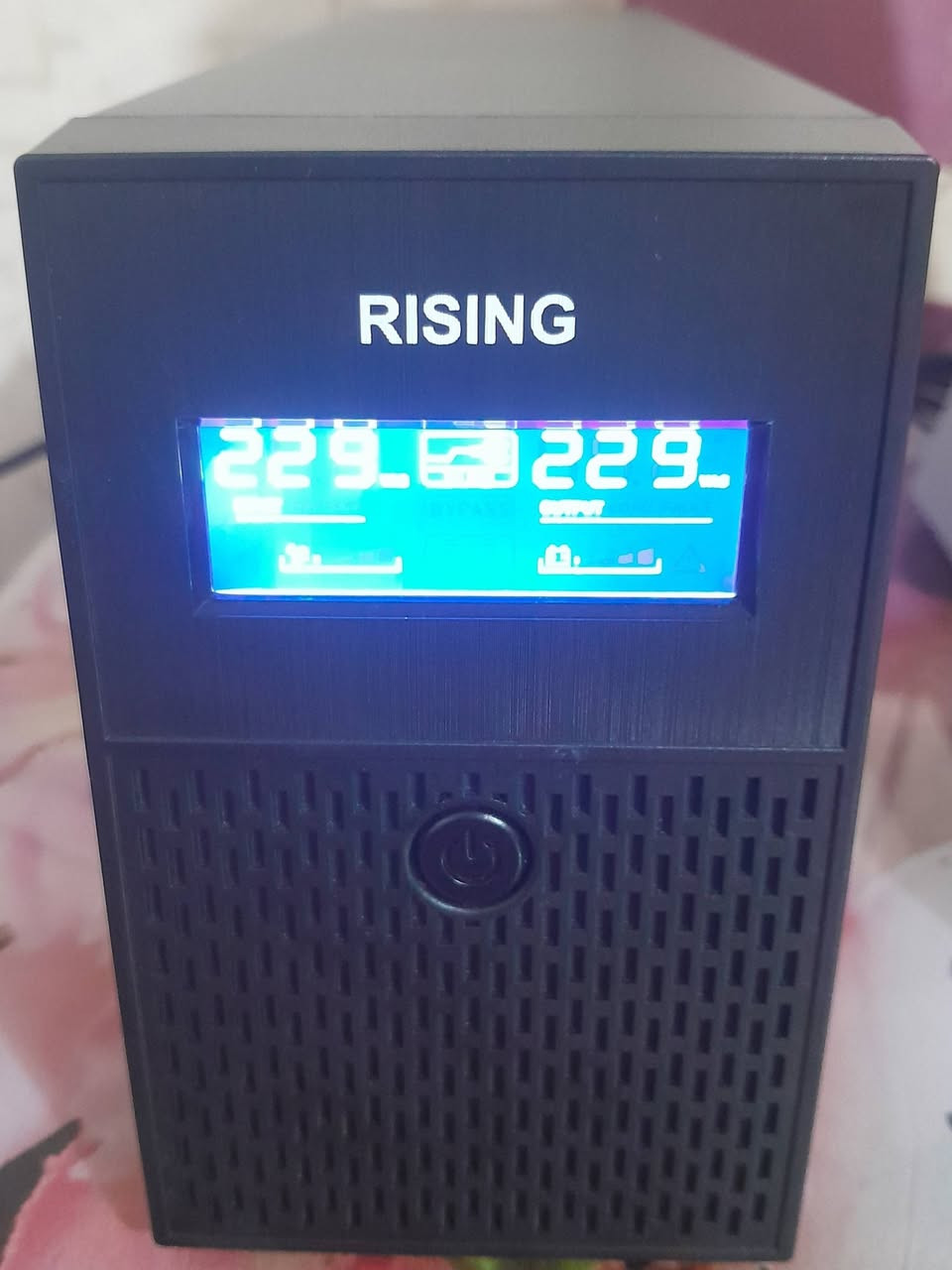 السلام عليكم
يو بي اس الاصدار الحديث من ريسنك حجم 1500 حاوي على شاشة ومنظم فولتية  استخدام شهر فقط كامل ملحقات التواصل على الرقم *********** العنوان الحلة
