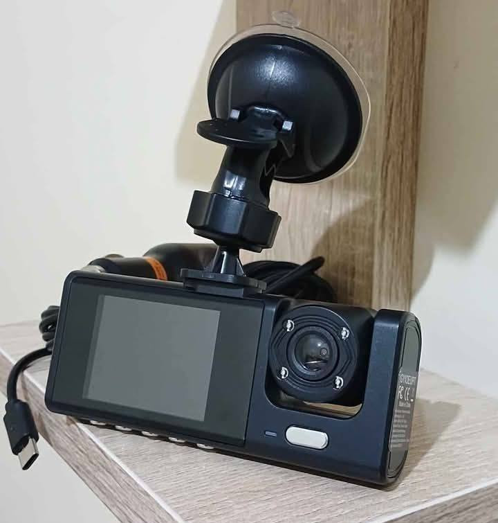 كاميرا تسجيل للسيارات (Dash Cam) متعددة العدسات، وتتميز بالتالي: السعر 20الف 🚦
تسجيل متعدد القنوات: تحتوي عادةً على ثلاث عدسات لتسجيل الطريق الأمامي، وداخل السيارة، والطريق الخلفي في وقت واحد. 
دقة الفيديو: تدعم تسجيل فيديو عالي الدقة، وغالبًا ما تكون الدقة الأمامية 1080P والعدسات الداخلية والخلفية 720P. 
ميزات أمان إضافية: مزودة بمستشعر للصدمات (G-Sensor) لحماية التسجيلات المهمة عند وقوع حادث، بالإضافة إلى خاصية التسجيل الدائري. 
شاشة عرض: تأتي مع شاشة مدمجة (غالباً بحجم 2 بوصة) لاستعراض التسجيلات وإعدادات الكاميرا.


**إذا كنت صاحب هذا الإعلان وتريد حذفه لأي سبب، رجاءا أرسل رسالة إلى الدعم الفني**