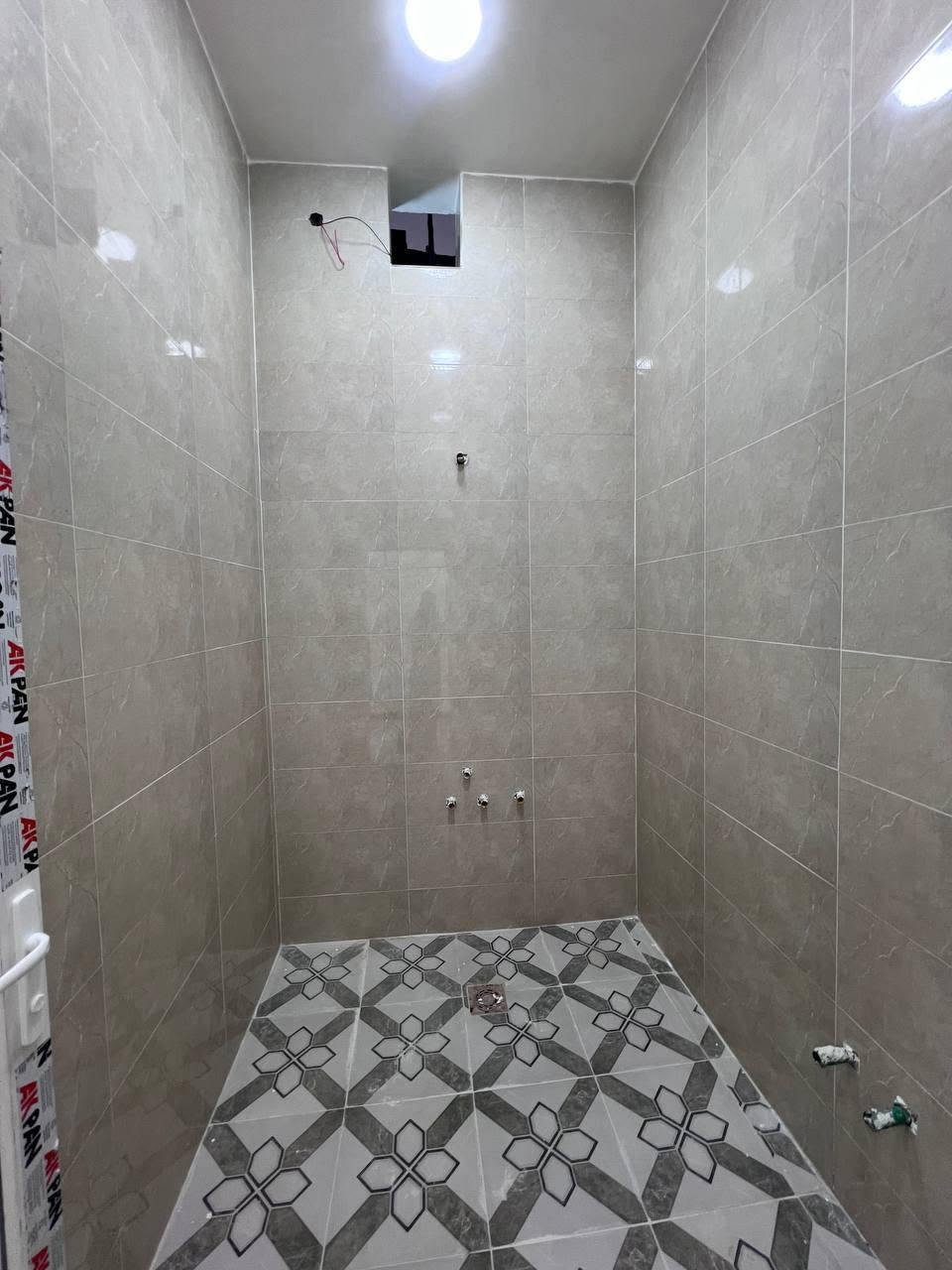 دارين سكن فول مواصفات 💯
ماء كهرباء مجاري انارة 
مقابيل الطابو صرف 
#شغل درجة اولى #تحفة فنيه 
كل #دار #يحتوي :: 
كراج . صحيات خارجية . استقبال 
مطبخ . غرفتين منام . صالة 
صحيات داخلية . درج . مناور 
البصرة - ابي الخصيب - طريق الوسطي
مقاطعة السبيليات الغربية 
#مساحة_كل_دار :: 110م
البناء حديث وخارطة مميزة وحديثه 
ملك صرف زراعي عراقي نموذج 25
منطقة هادئة ونهاية الشارع منقطع 
#سعر_الدار_الواحد :: 75 مليون قابل للتفاوض 
#للأستفسار :: ***********
