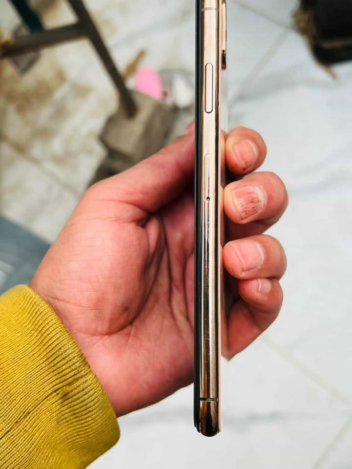 ايفون Xماكس  كلشي بلادي شغال بس فقط ابدل بطاريه اصلي بطاريته88 السعر الجهاز 250  رقم 0772 620 6989
