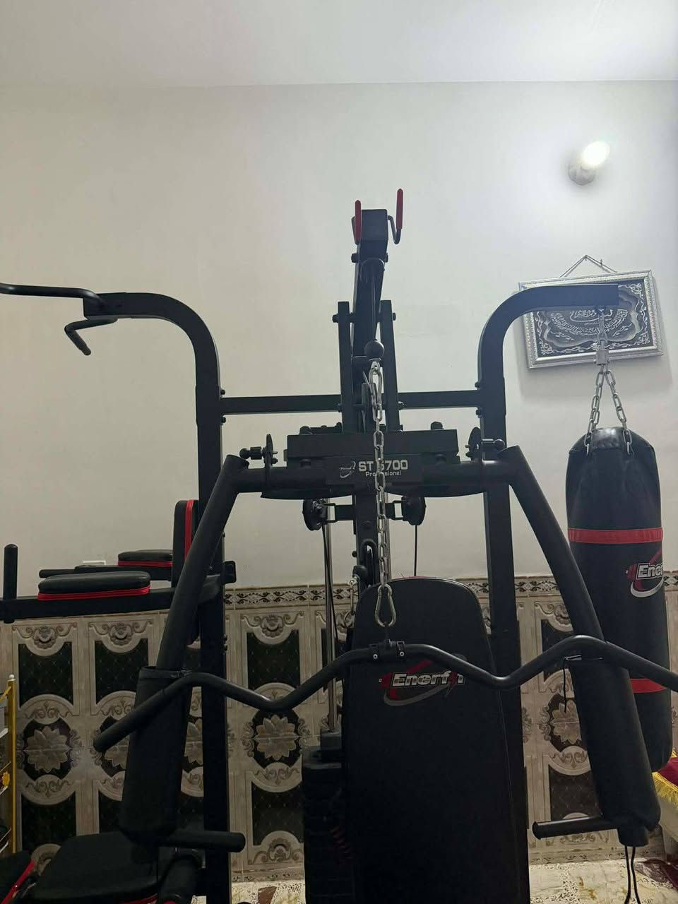 السلام عليكم ورحمة الله
مكلف بالنشر
جهاز رياضي متعدد الاستعمالات الرياضيه

Multi Gym 

Home Gym Machine
أي جهاز النادي المنزلي لأنه يجمع عدة أجهزة في جهاز واحد.

وهو جهاز جيم منزلي متعدد التمارين.
العلامة الظاهرة عليه هي Enerfit، وغالباً هذا النوع يأتي بعدة محطات تمارين في جهاز واحد.

التمارين التي يمكن عملها بهذا الجهاز:
تمرين الصدر (Chest Press)

تمرين سحب الظهر العلوي (Lat Pulldown)

تمرين الفراشة للصدر (Butterfly)

تمارين الذراعين (بايسبس وترايسبس)

تمارين الأرجل

تمارين البطن

الأجزاء الظاهرة في الصورة:
مقعد التمرين

أذرع الفراشة للصدر

شفت السحب العلوي

بكرات مع أوزان

أسطوانة تمارين الأرجل

كيس ملاكمة جانبي ضخم جدا 

✅ هذا الجهاز يعتبر نادي رياضي كامل في البيت لأنه يسمح بعمل أغلب تمارين الجسم
المساحه التي يتطلبها الجهاز ٣ متر في ٣ متر 

السعر المطلوب ٧٠٠ الف
الجهاز بحاله الوكاله نظافه ١٠٠ بالمئة
مكانه الجهاز الفلوجه حي الجغيفي الثانيه
للاستفسار
***********
***********
***********
