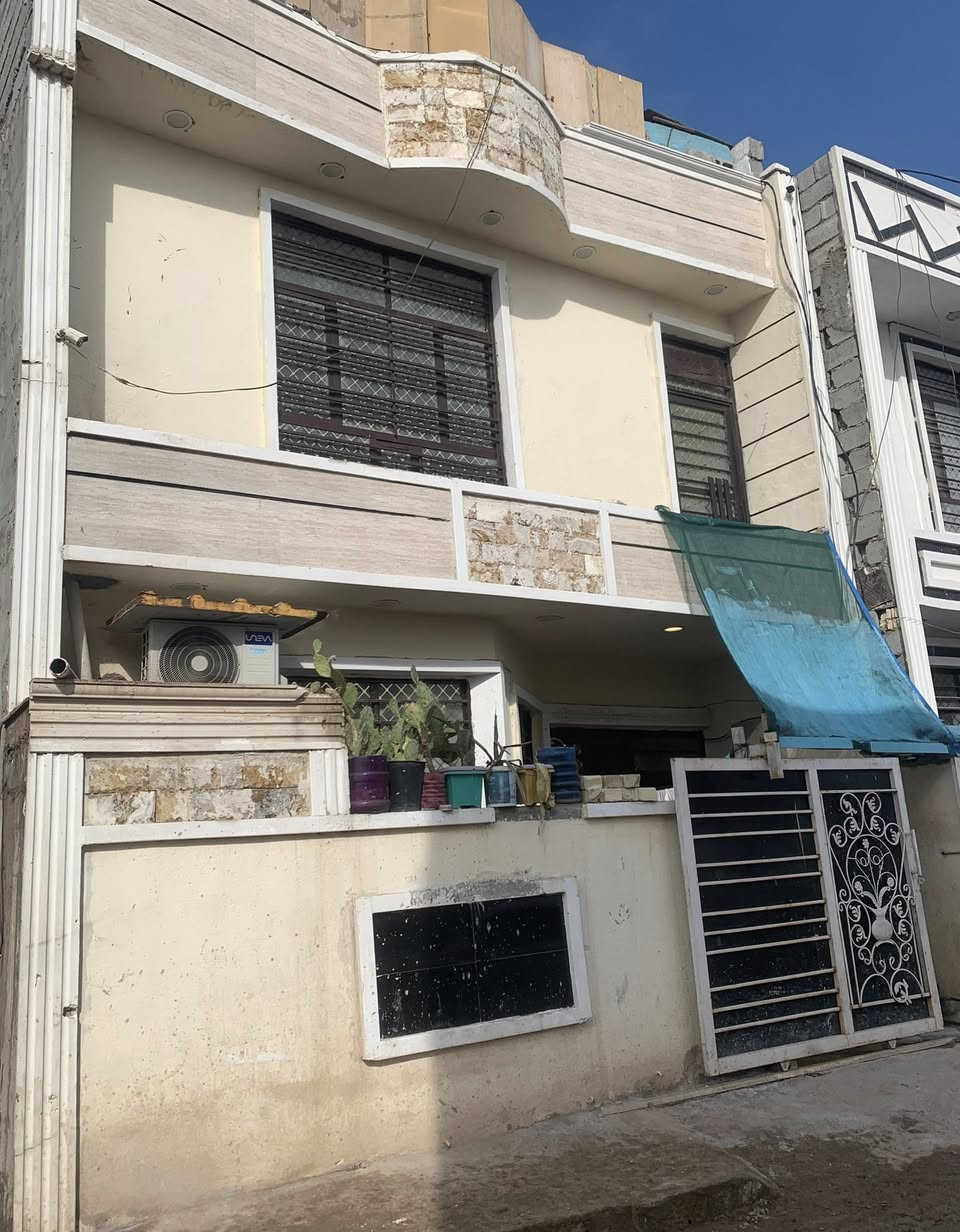 السلام عليكم بيت للبيع العنوان هور رجب شارع الاذاعه شارع وحده الجميلي طابو زراعي سند 25 يحتوي عله غرفتين 2 نوم وحمام داخلي وحمام خارجي وصاله وحولي ومطبخ وبيتونه مدخلين البيت بناء حديث بسمنه البيت واني صاحب البيت سعره 55 بل نقد وبل قصط 60 مقدمه 35 وبل شهر 500 رقم الهاتف *********** بي واتساب
