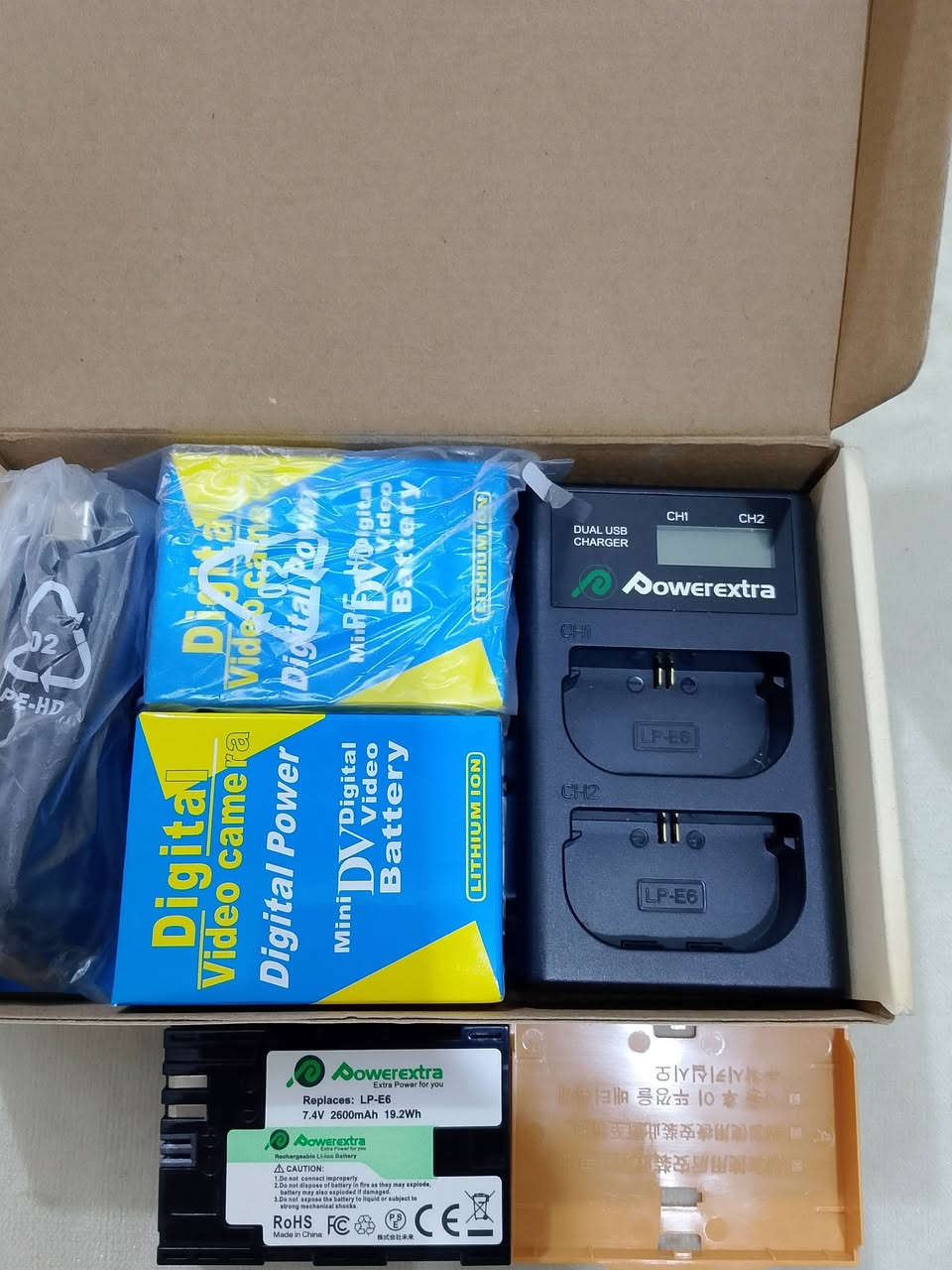 نوع البطارية: LP-E6 (ترهم على أغلب كاميرات كانون 5D, 6D, 7D, 80D, 90D وحتى الـ Mirrorless R5/R6).
​السعة: 2600mAh (يعني تصمد وياك ساعات تصوير أطول).
​الشاحن: شاحن مزدوج يشتغل بـ USB (تشحنه بالسيارة، بالبيت، أو بالباور بانك وأنت بمكان التصوير). خلي سعر وبالعافيه.


**إذا كنت صاحب هذا الإعلان وتريد حذفه لأي سبب، رجاءا أرسل رسالة إلى الدعم الفني**