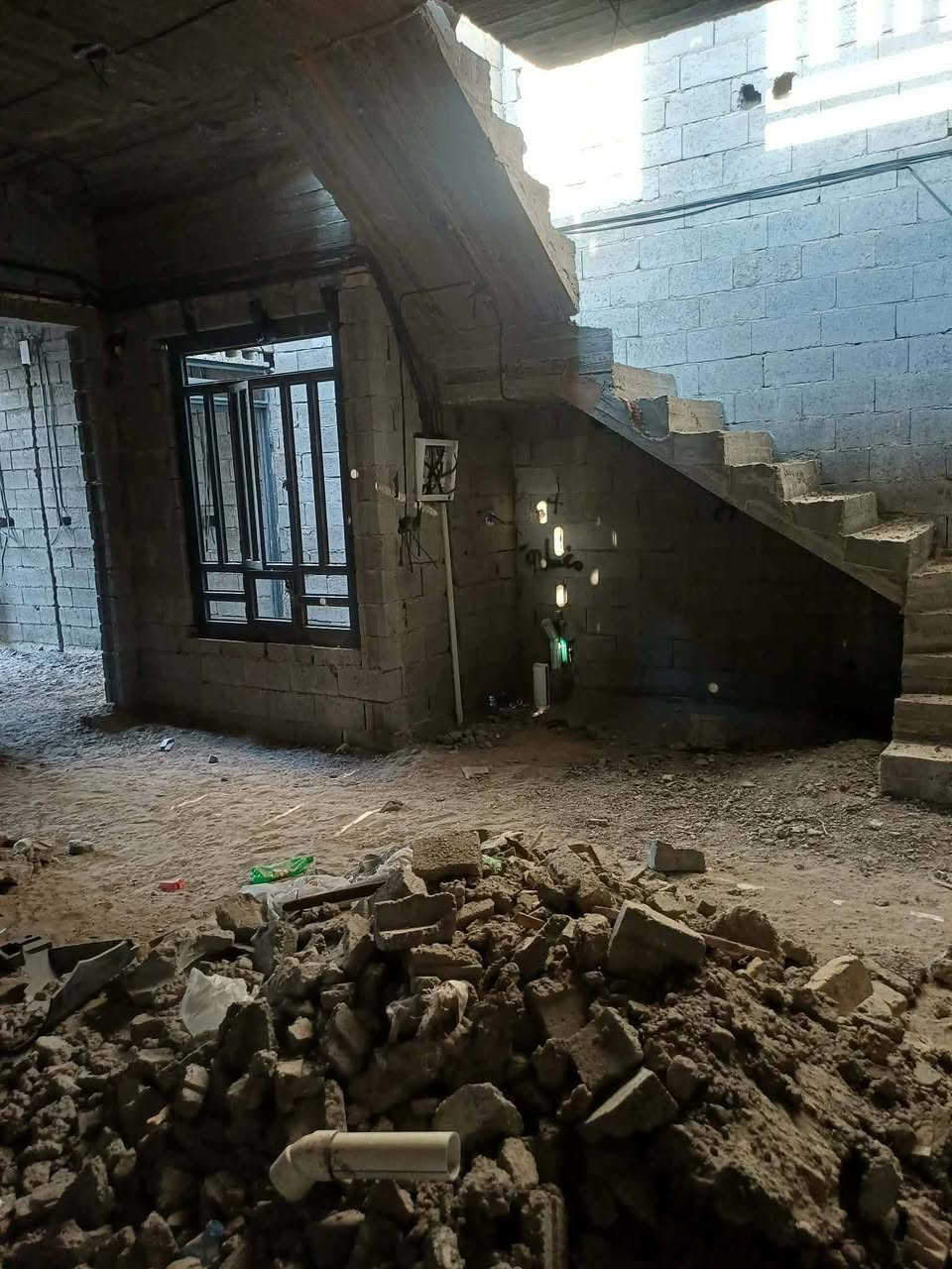 بيت مساحه ١٧٥ متر طابو زراعي سند ٢٥ ومكشوف حته يطوب صرف وبي وصل بجبيل شارعه ٢٠ ويبعد عن شارع ٤٠ حدود ال٥٠ متر جاي يشتقلون مجاري و تبليط لشارع ٢٠ وشارع ٤٠ 
البيت كامل مي مجاري كهربا نقص بس سيراميك وبياض 
كرستة أبواب وشبابيك درجة أولى نظام لاستيك 
مجاري كلها نظام تعليق غربي دفن 
سبالت بواري التقطير كلة دفن لبيت يم مزرعه ابو رائد 
السعر ٦٢وبي مجال للشراي ***********بي واتس
