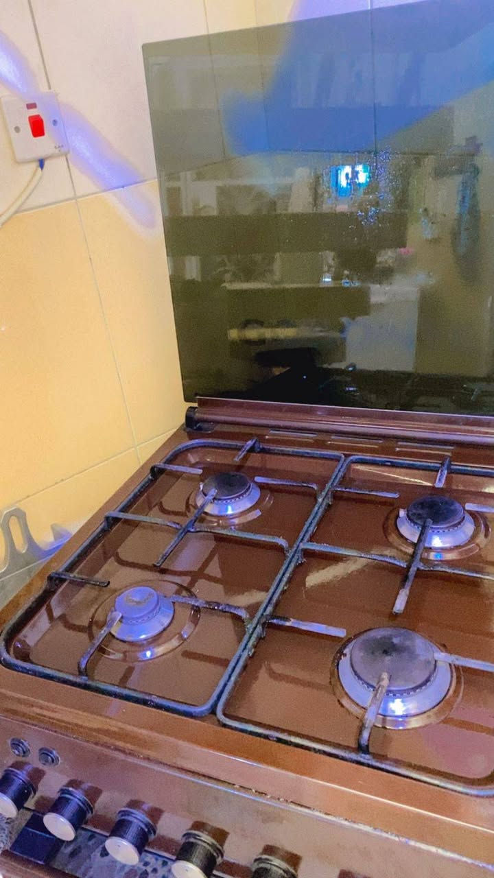 سلام عليكم للبيع كاونتر سنك نضيف جدا مع طباخ نضيف جدا السعر (100بيهن مجال تواصل ***********
