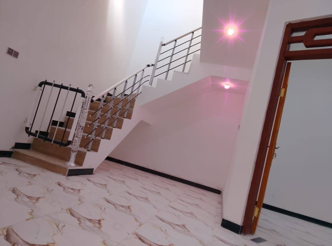 دار سكن خلفي 100م طابوق مسلح بناء حديث ما مسكون  درجه اولى يتكون من غرفة + استقبال +  مطبخ+  صاله + صحيات خارجي وداخلي. العنوان الفداء شارع ابو لبنان فرع الصيدليه مقاطعة 22  مع كافة الخدمات السعر 84 مع المجال للاستفسار ***********
